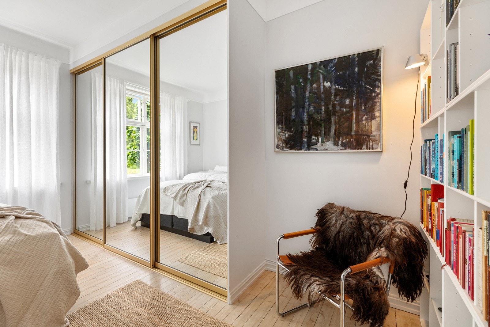 Gode oppbevaringsmuligheter i plassbygd garderobeskap Galleribilde