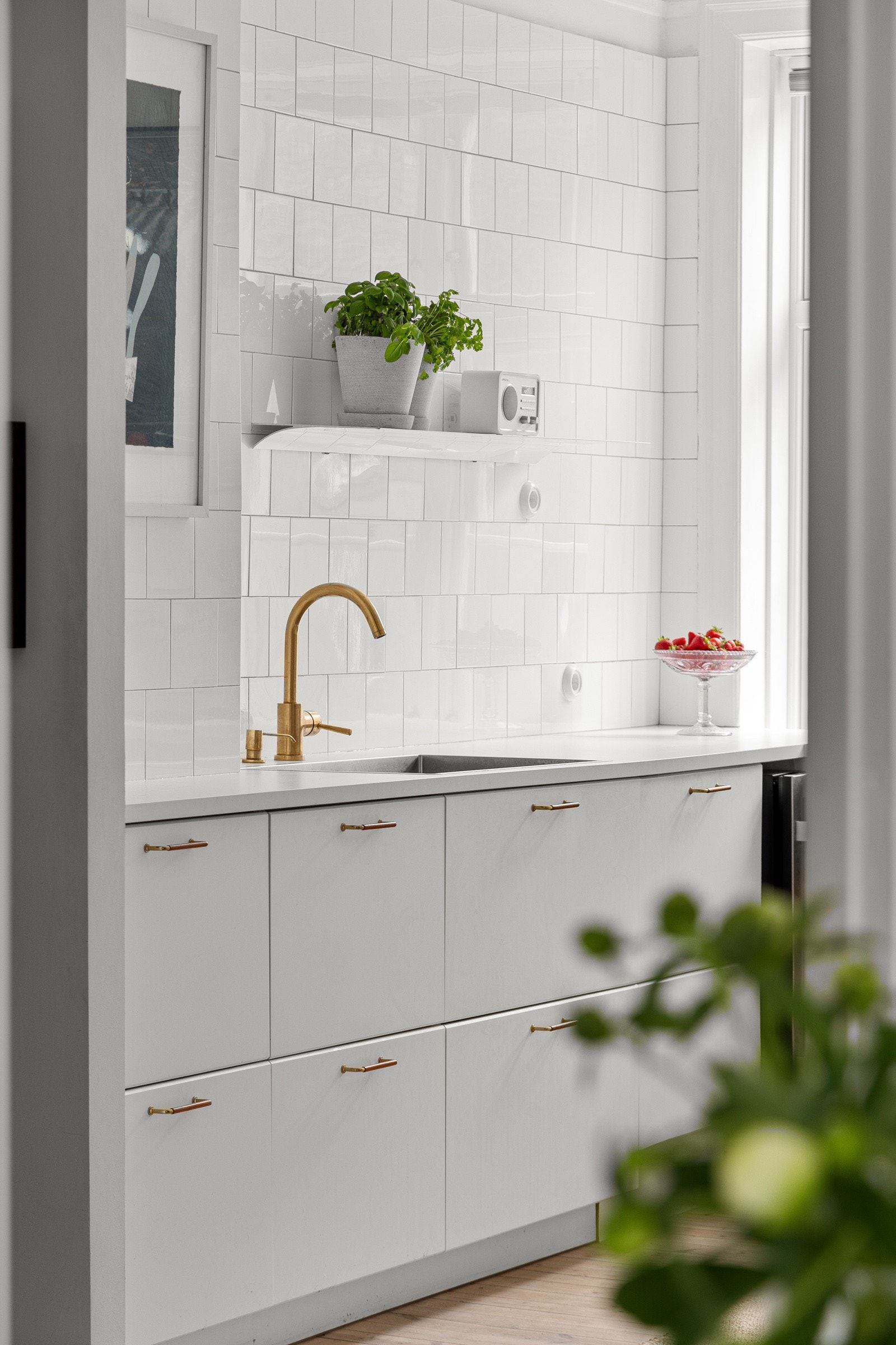 Kjøkkenet er fra Ikea, og består av glatte, folierte fronter og benkeplate i laminat Galleribilde