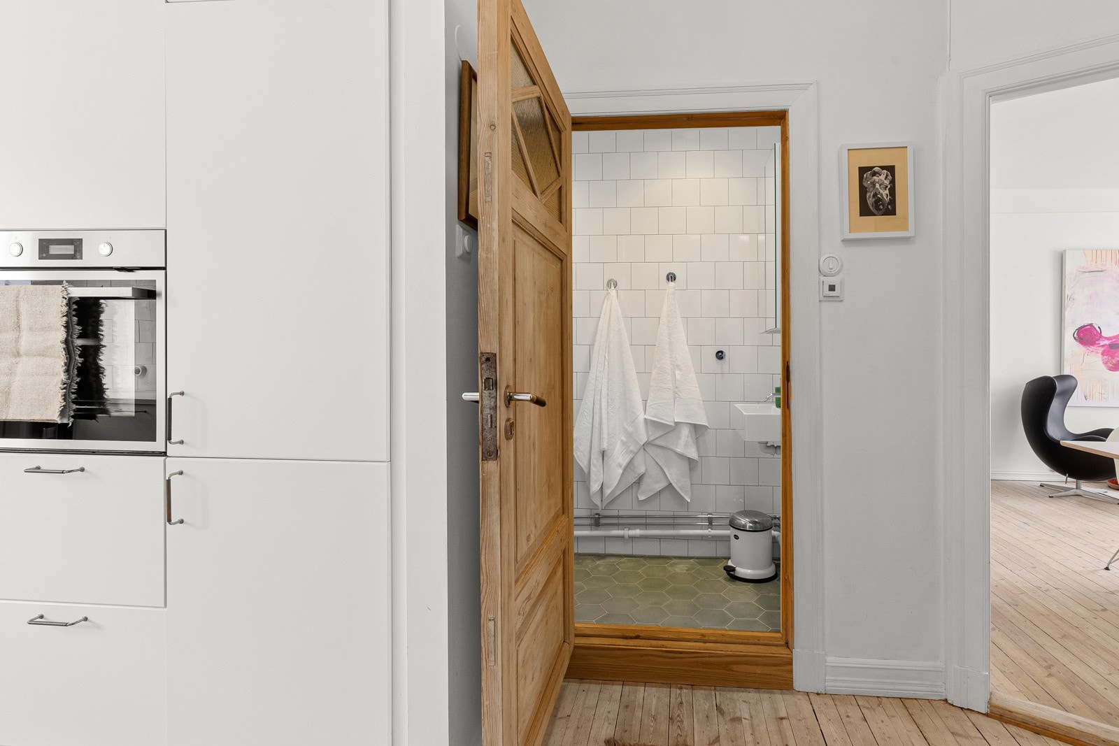 Eget dusjbad som ligger praktisk til, kort avstand til separat toalettrom Galleribilde