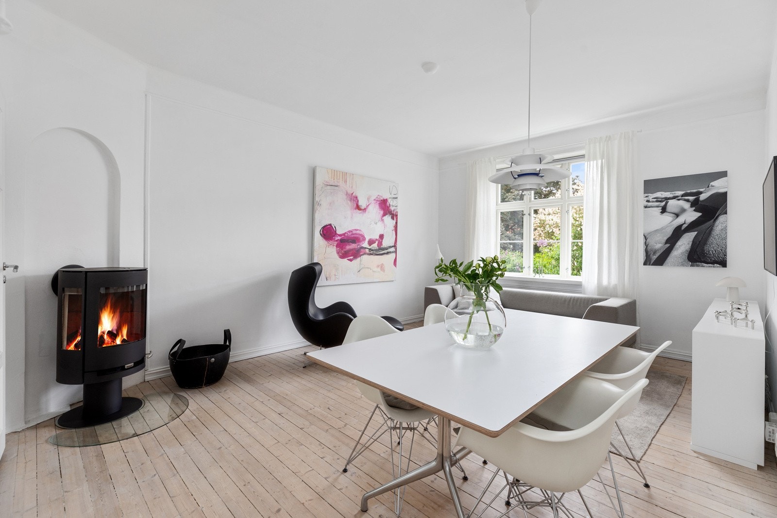 Det er montert en peisovn i stuen som skaper ekstra kos og hygge på sene høst og vinterkvelder Galleribilde