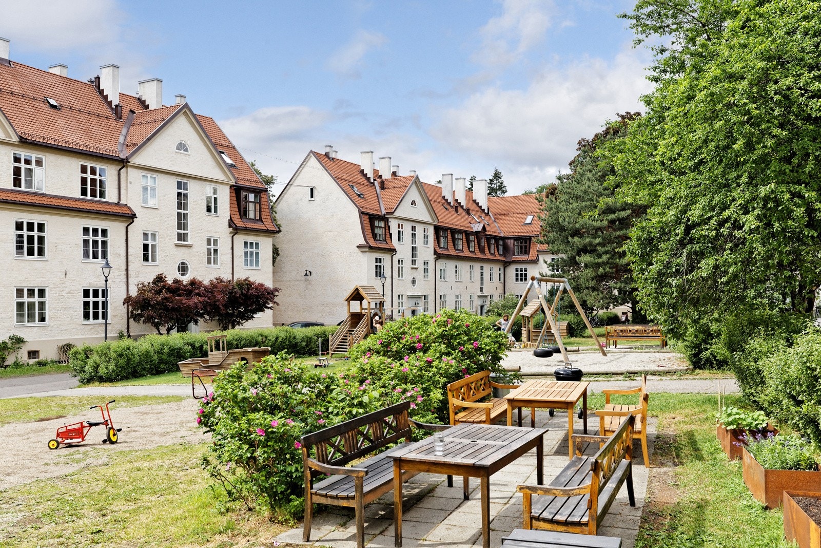 Det er mange grøntområder, vakre bygninger og rolig omgivelser Galleribilde