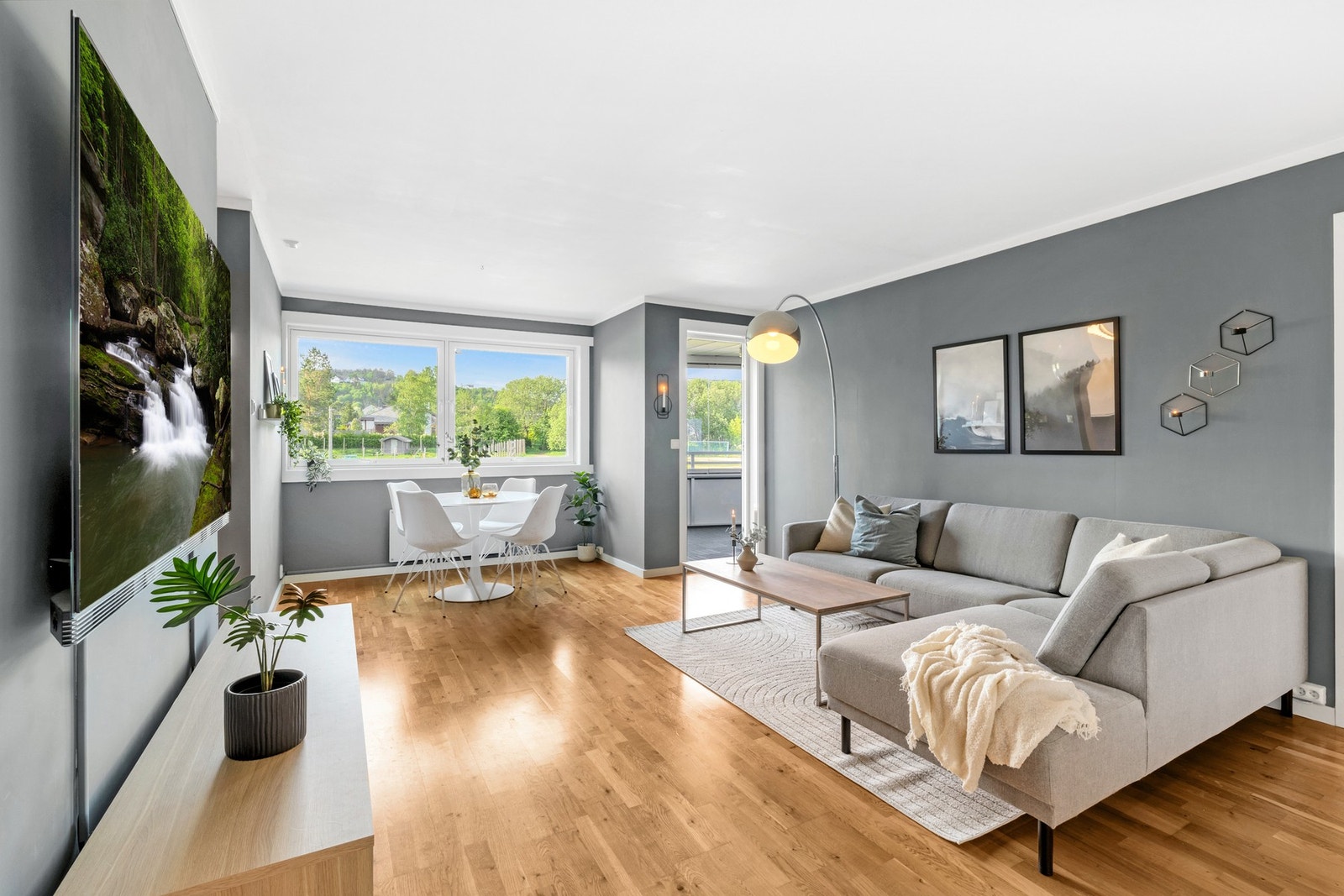 Store vindusflater gir et godt lysinnslipp og bidrar sammen med overflater malt i tidsriktige fargetoner til en lett atmosfære. Galleribilde