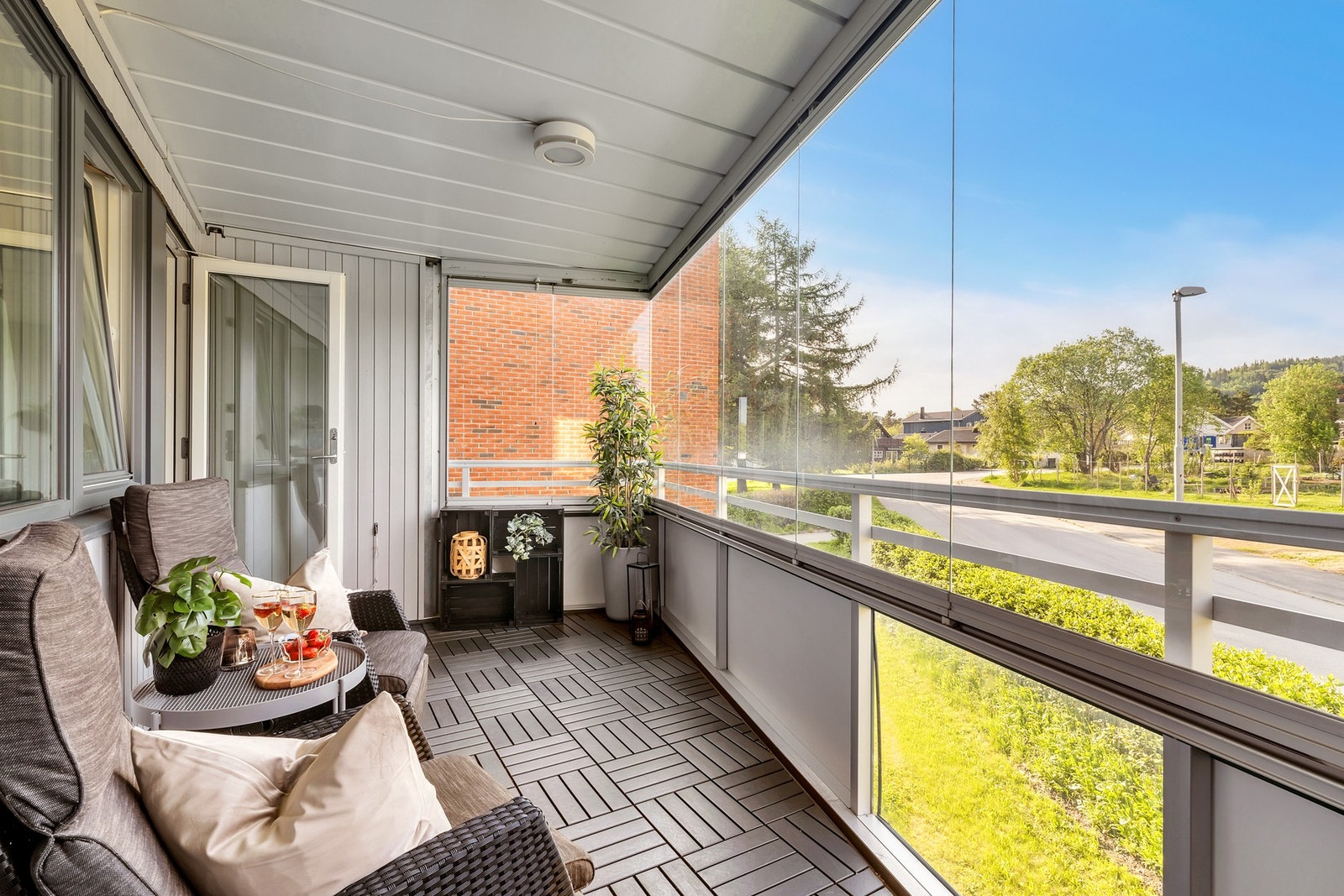 På den sørvendte balkongen nyter man solen fra ca. kl. 10:00 til 18:00 på sommerstid. Glassene på balkongen kan åpnes helt opp når sola steker. Galleribilde