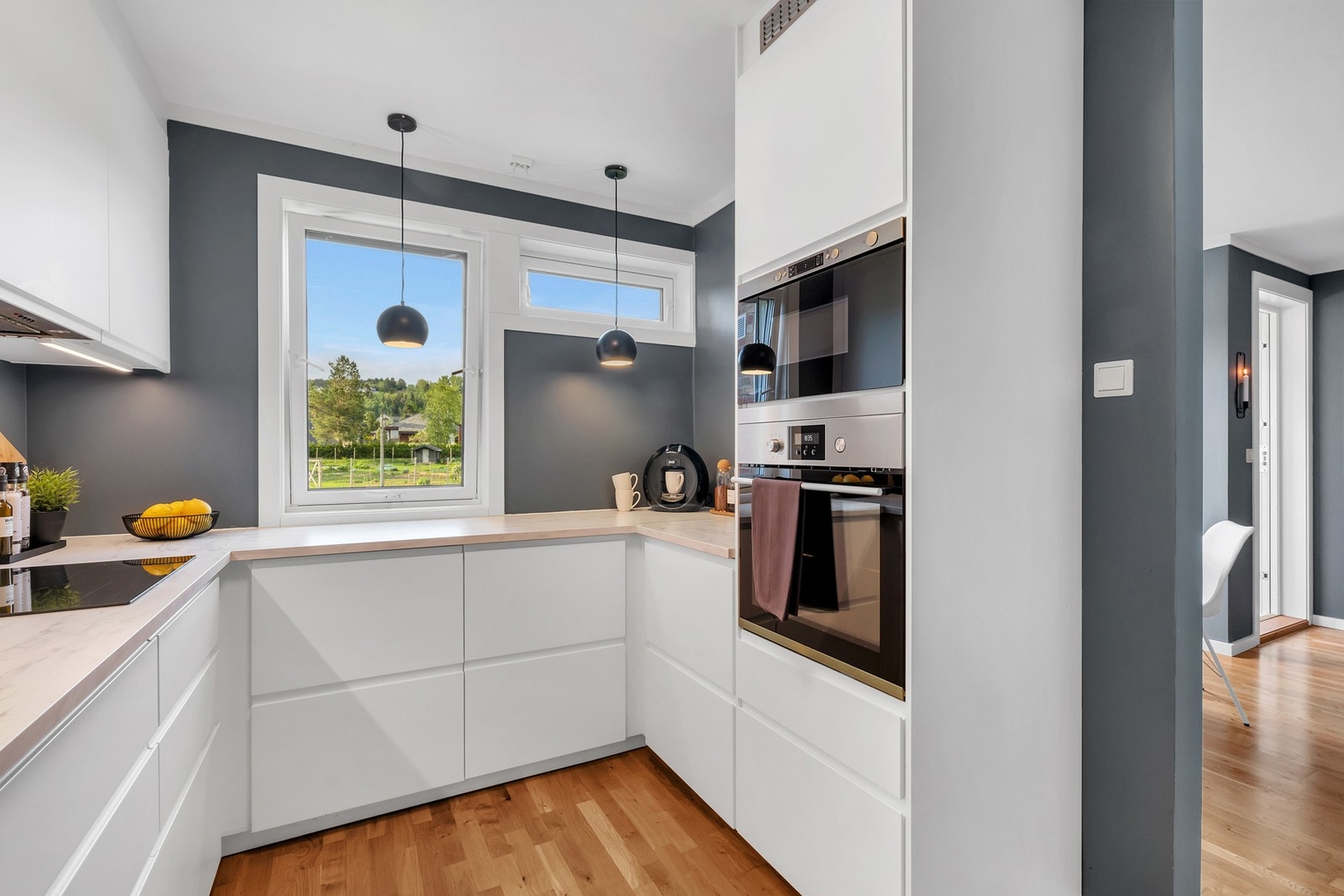 Praktisk med integrerte hvitevarer i høyskap. Galleribilde