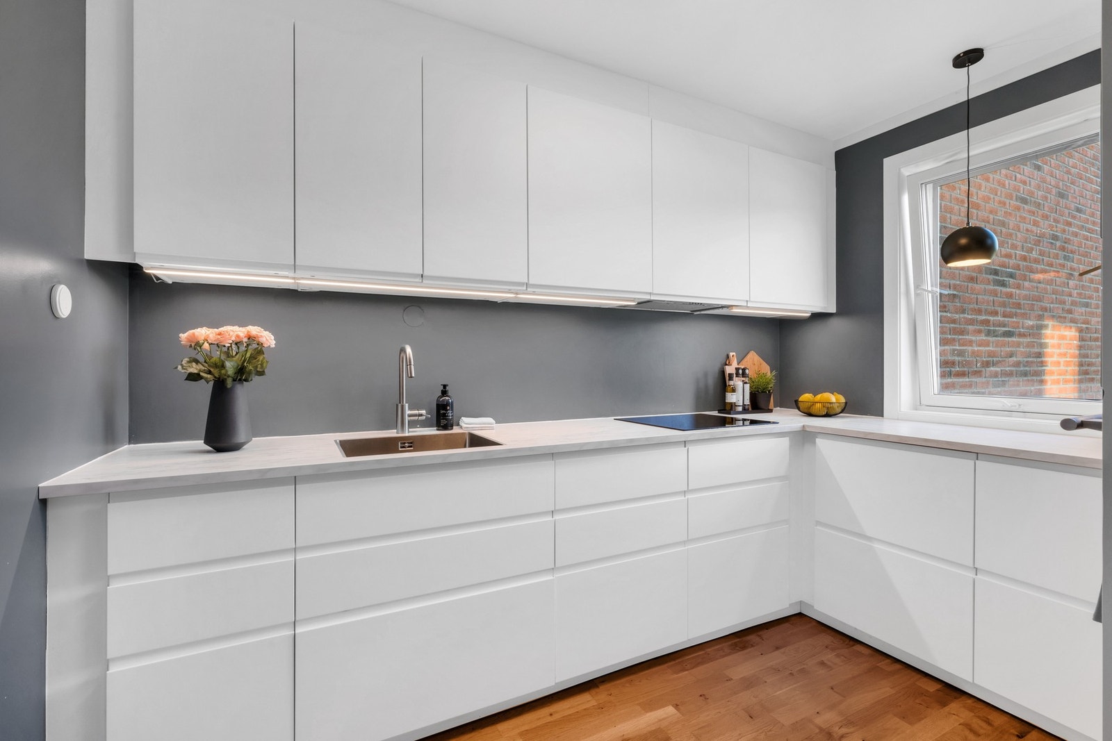 Tidsriktig kjøkken fra 2017 med mye skap- og benkeplass. Galleribilde