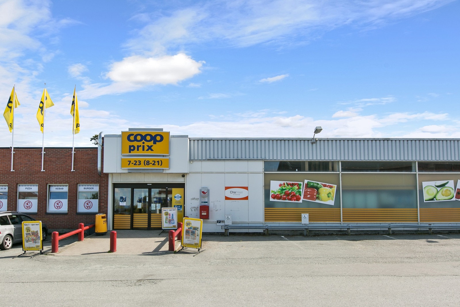 Nærområdet byr på flere dagligvarebutikker, skoler/barnehager og rekreasjonsområder. Galleribilde