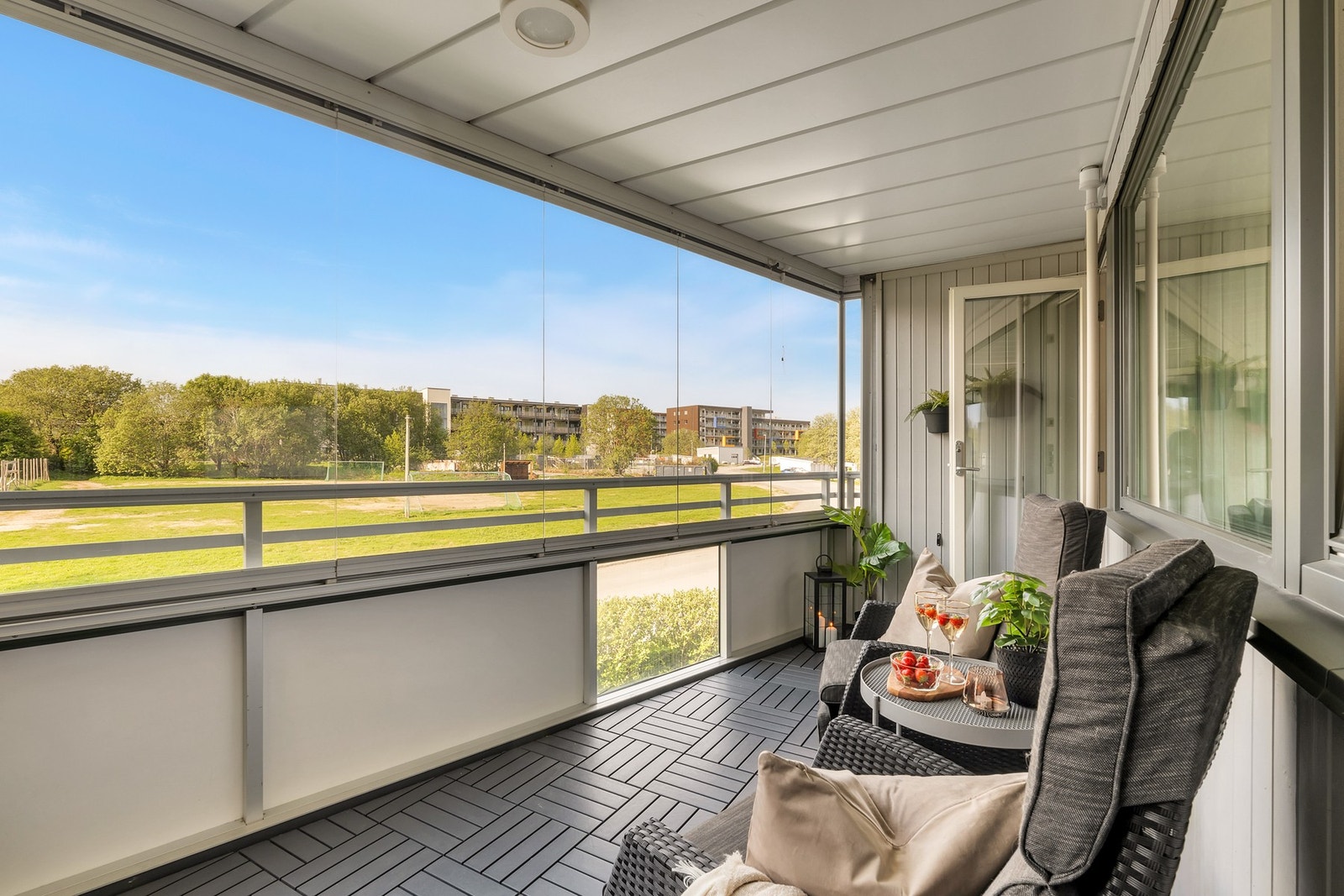 Leiligheten har en særdeles god beliggenhet i borettslaget. Her bor du helt usjenert på toppen av feltet med en herlig utsikt over parsellhagen og de store grøntområdene - her slipper du å se rett inn i naboblokka. Galleribilde