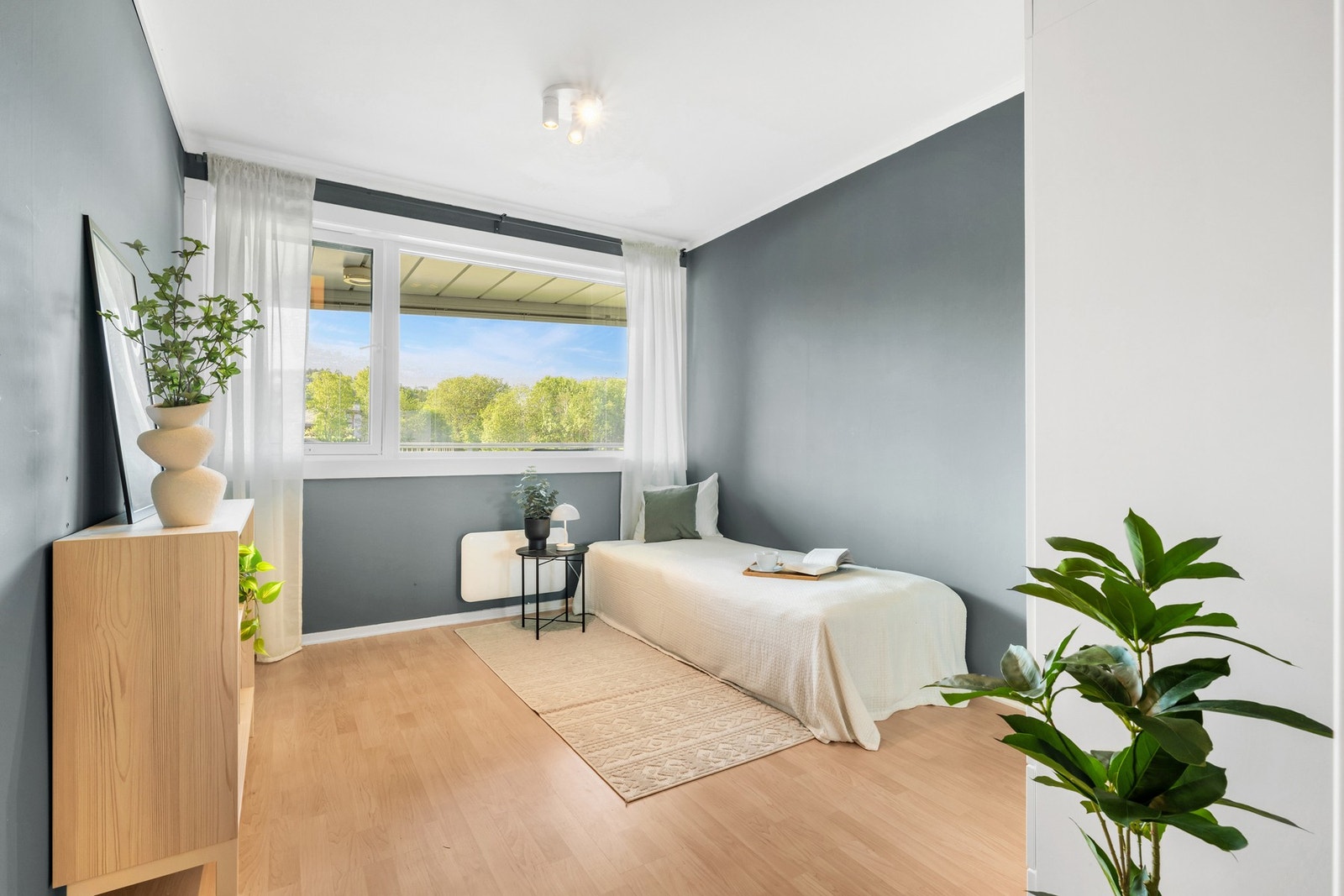 Det andre soverommet er på 10 kvm og er malt i tidsriktige fargetoner. Galleribilde