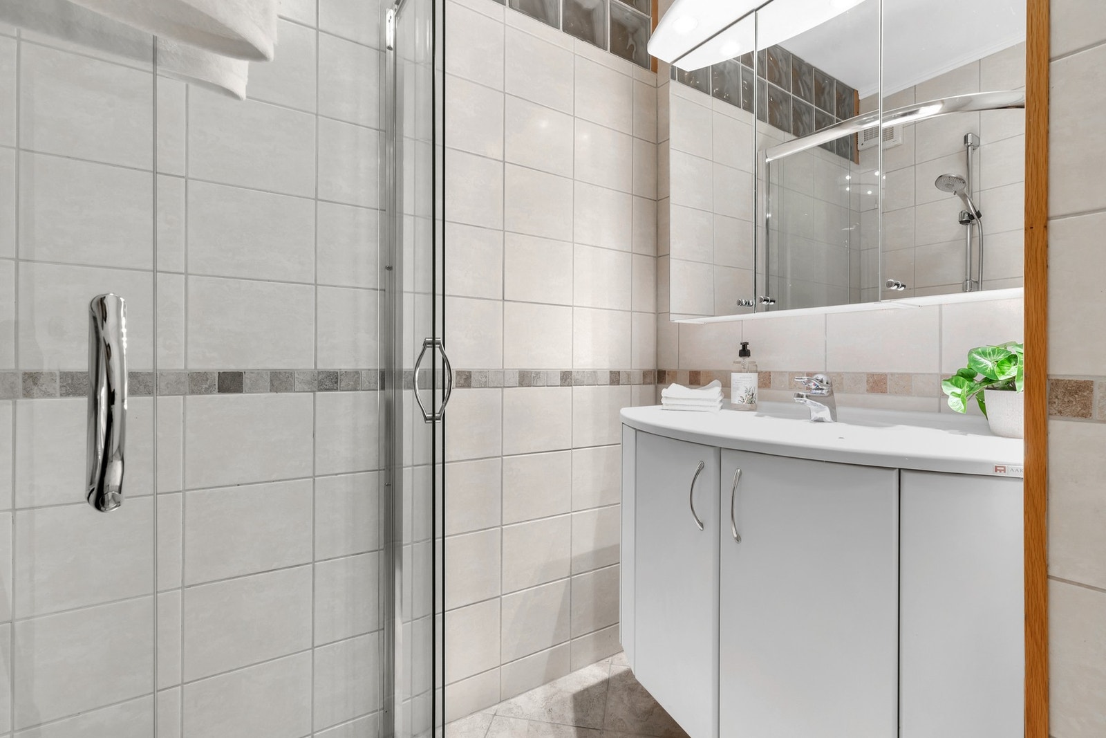 Flislagt bad med varmekabler i gulv. Mye lagringsplass i innredning. Galleribilde