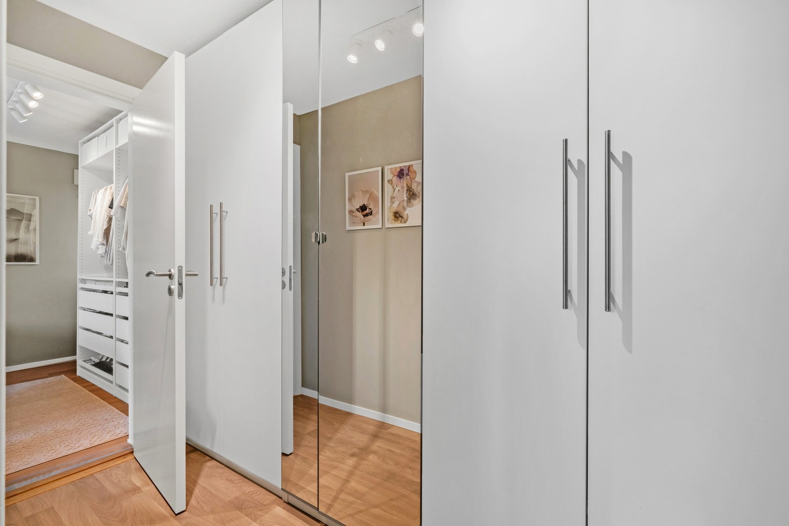 Rikelig med lagringsplass i "soveromsgangen". Galleribilde