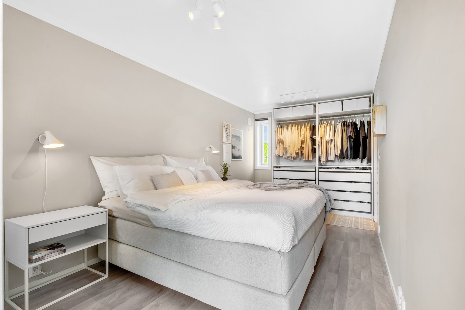 Soverom 1 er på hele 16 kvm med god plass til både dobbeltseng og garderobe. Galleribilde