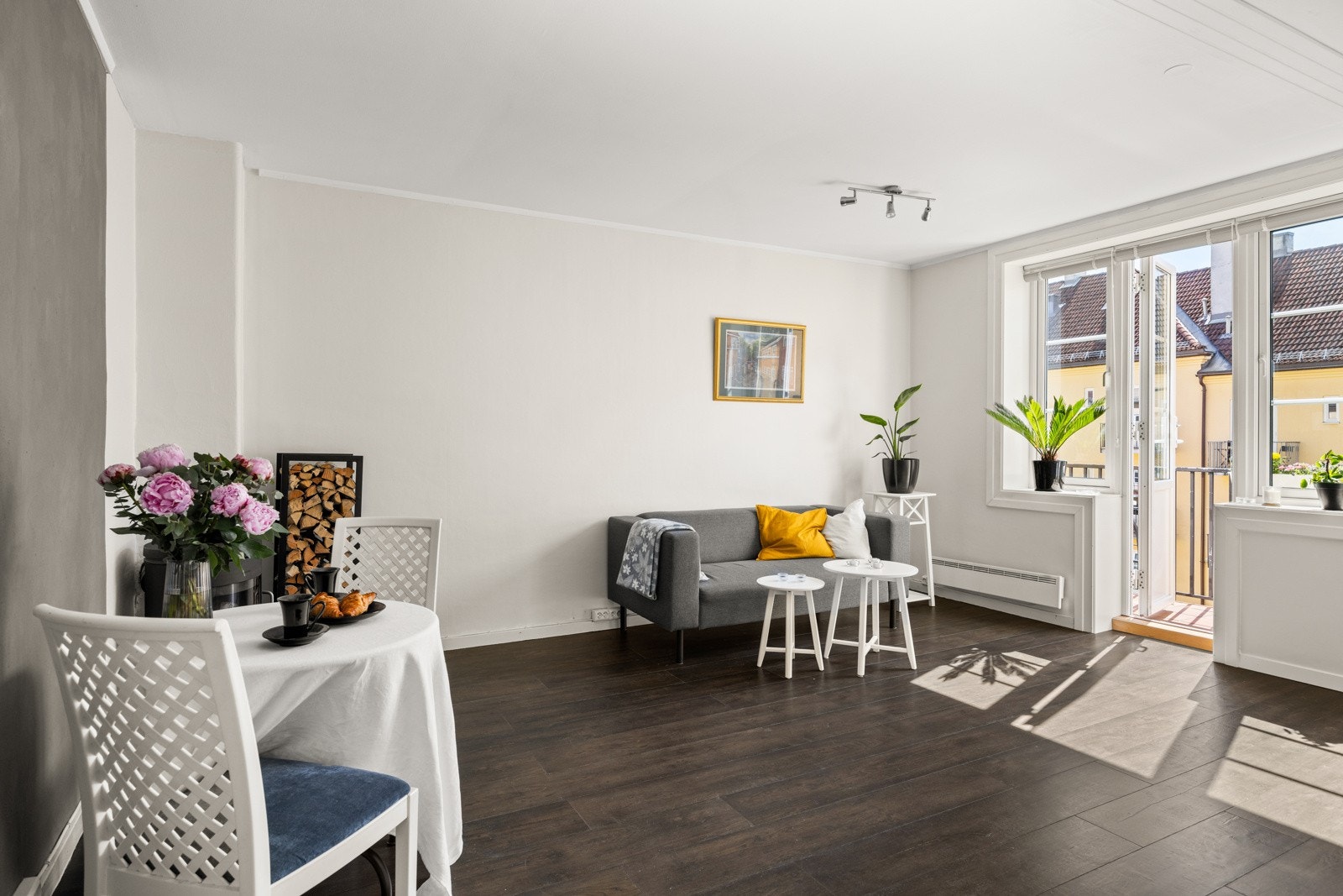 Gode møbleringsmuligheter for sofa, TV-bord, spisebord og annet ønsket møblement. Galleribilde