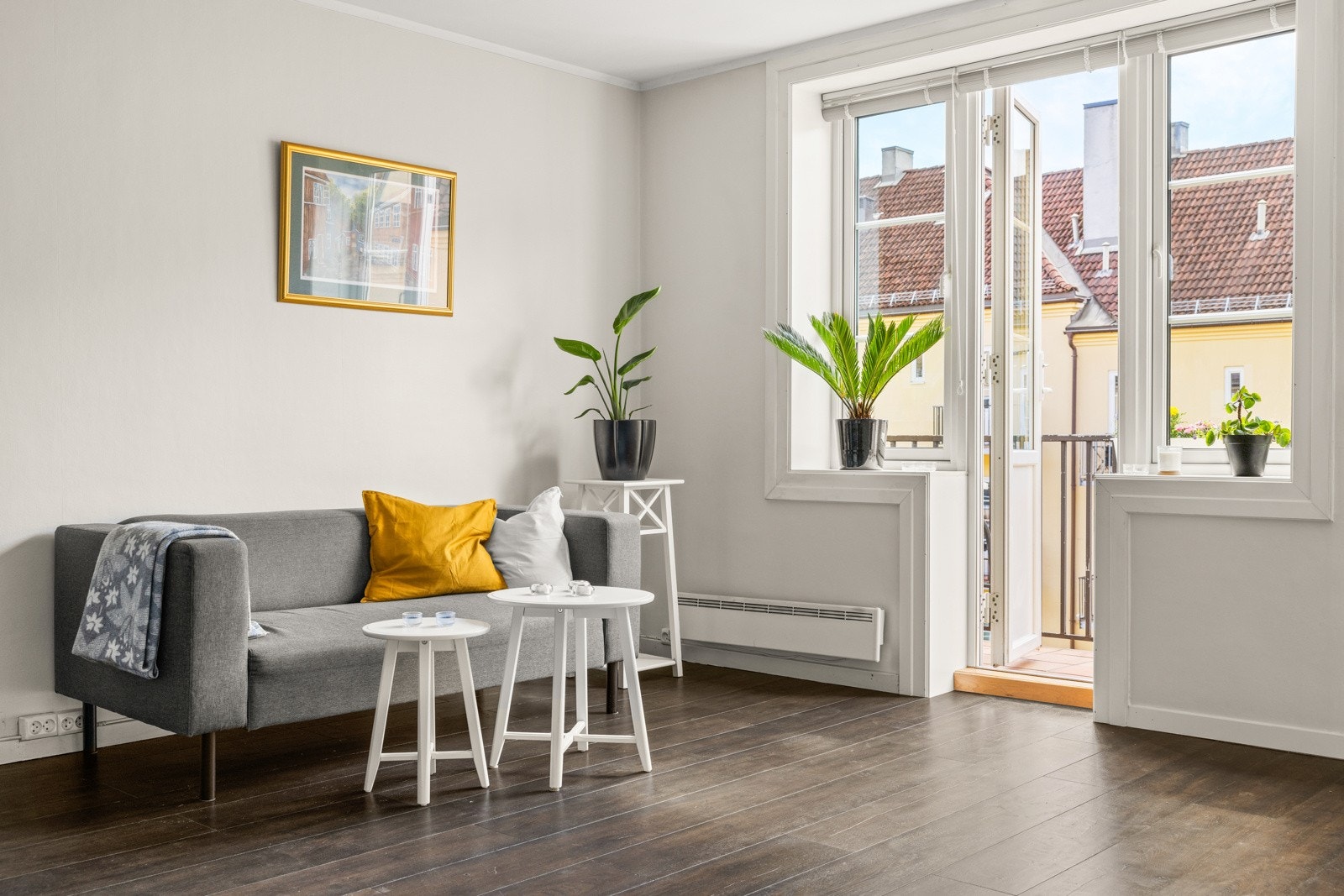 De store vindusflatene slipper inn godt med naturlig lys. Galleribilde