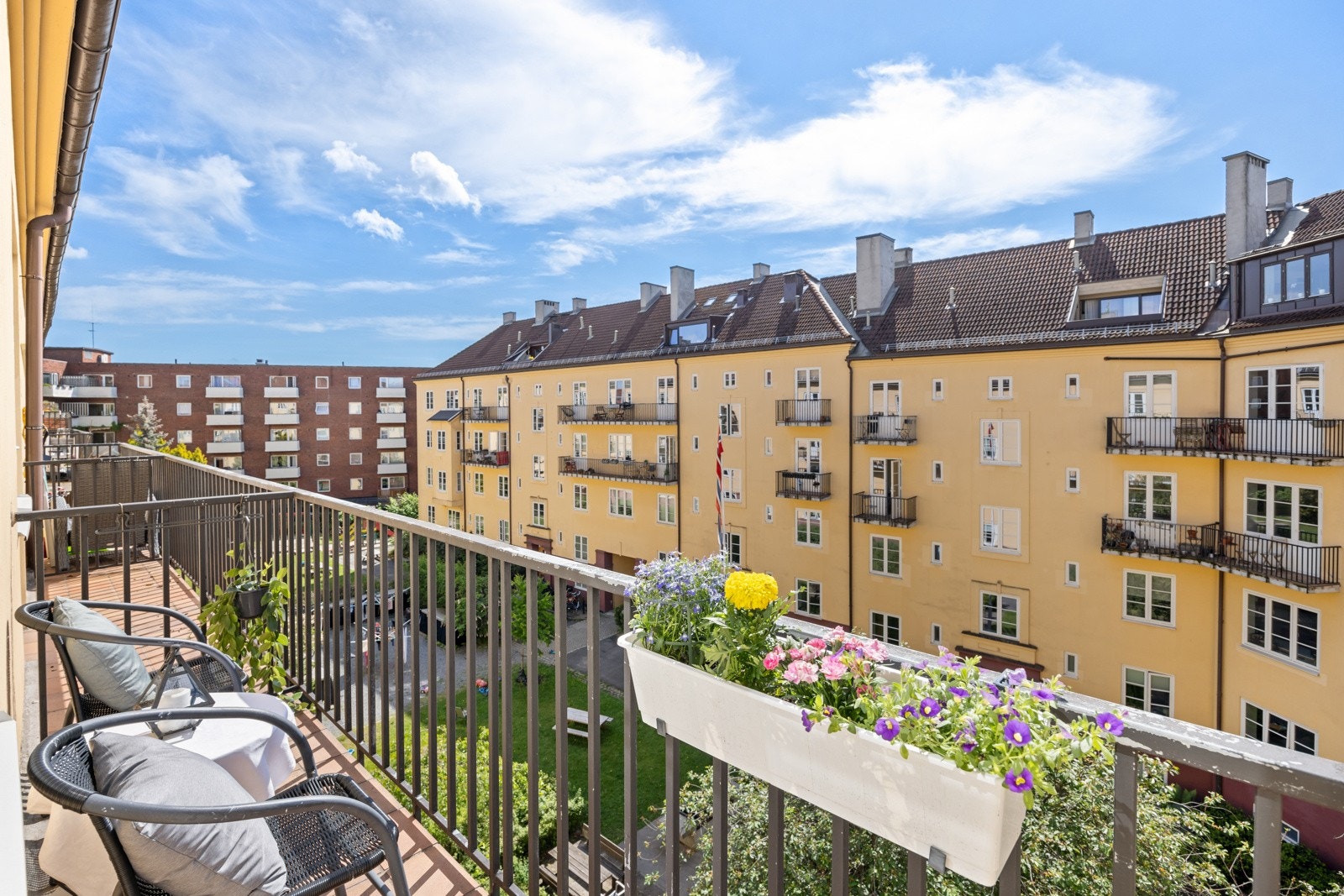 Balkongen vender mot den hyggelige bakgården til borettslaget. Galleribilde