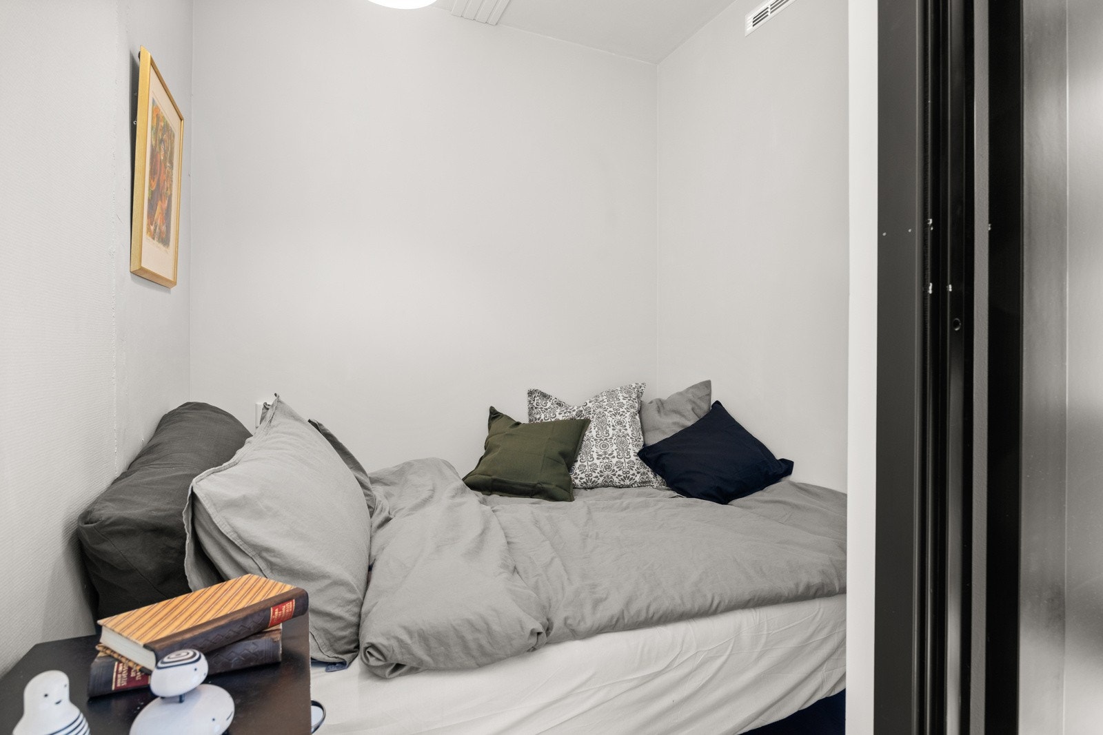 Praktisk og skjermet alkove med plass til dobbeltseng, nattbord og annet ønsket møblement. Galleribilde