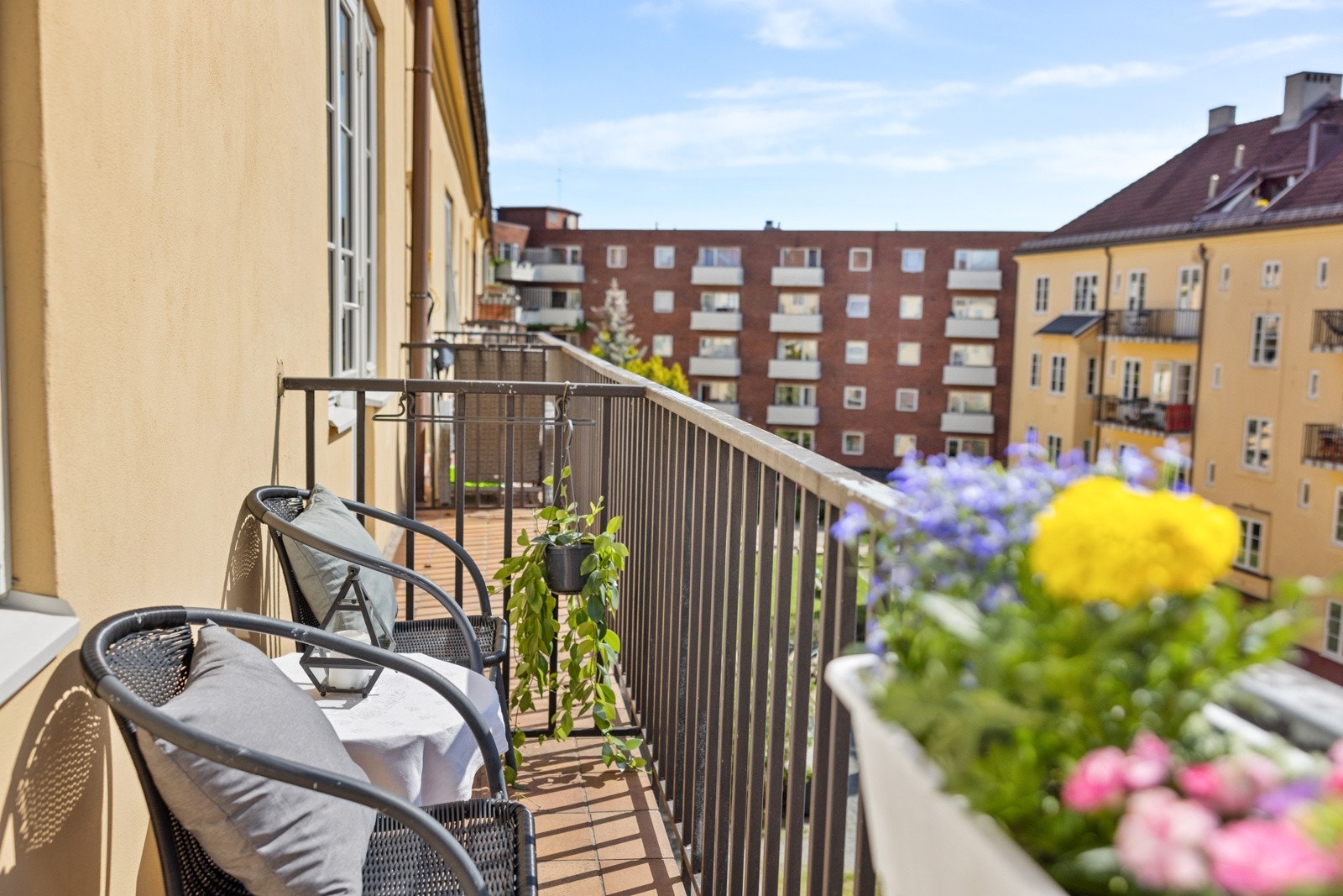 Her er det plass til sittegruppe, grill og beplantning. Galleribilde