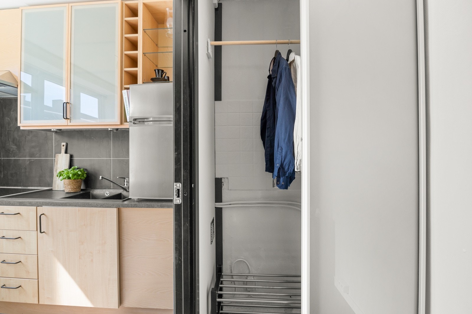 Her er det også en skyvedørsgarderobe for ekstra oppbevaring. Galleribilde