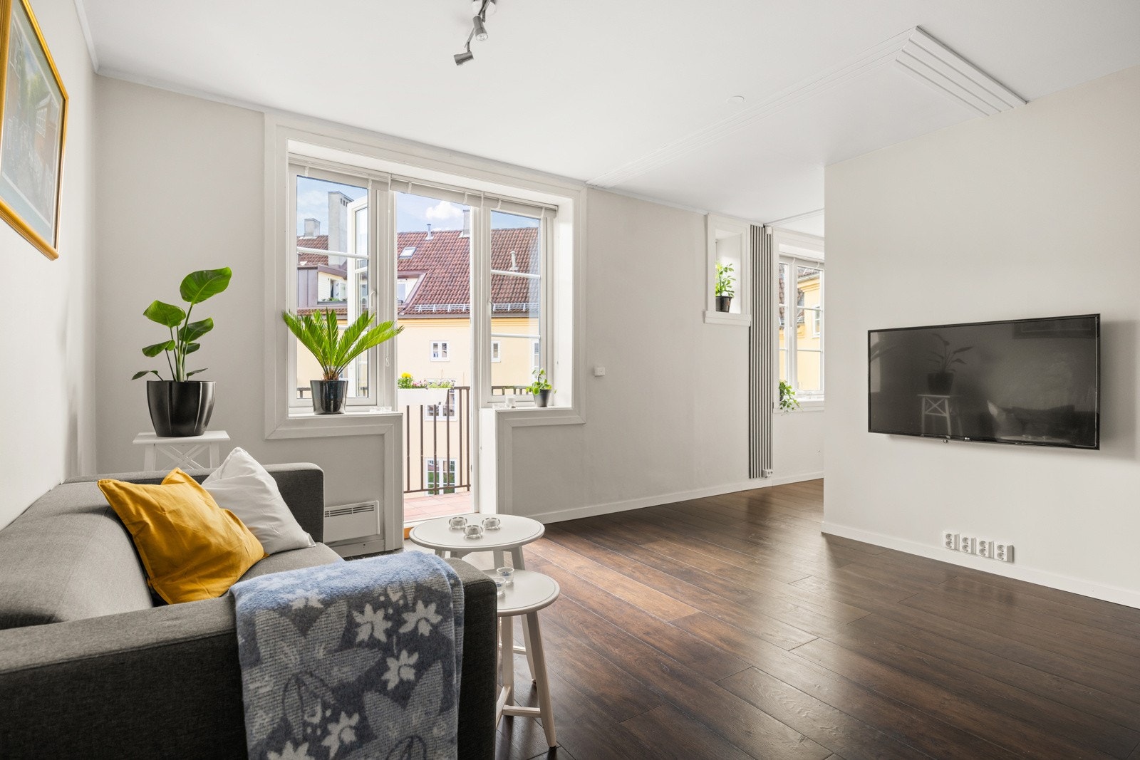 Dette er en fin og lys leilighet i blokkens toppetasje. Galleribilde