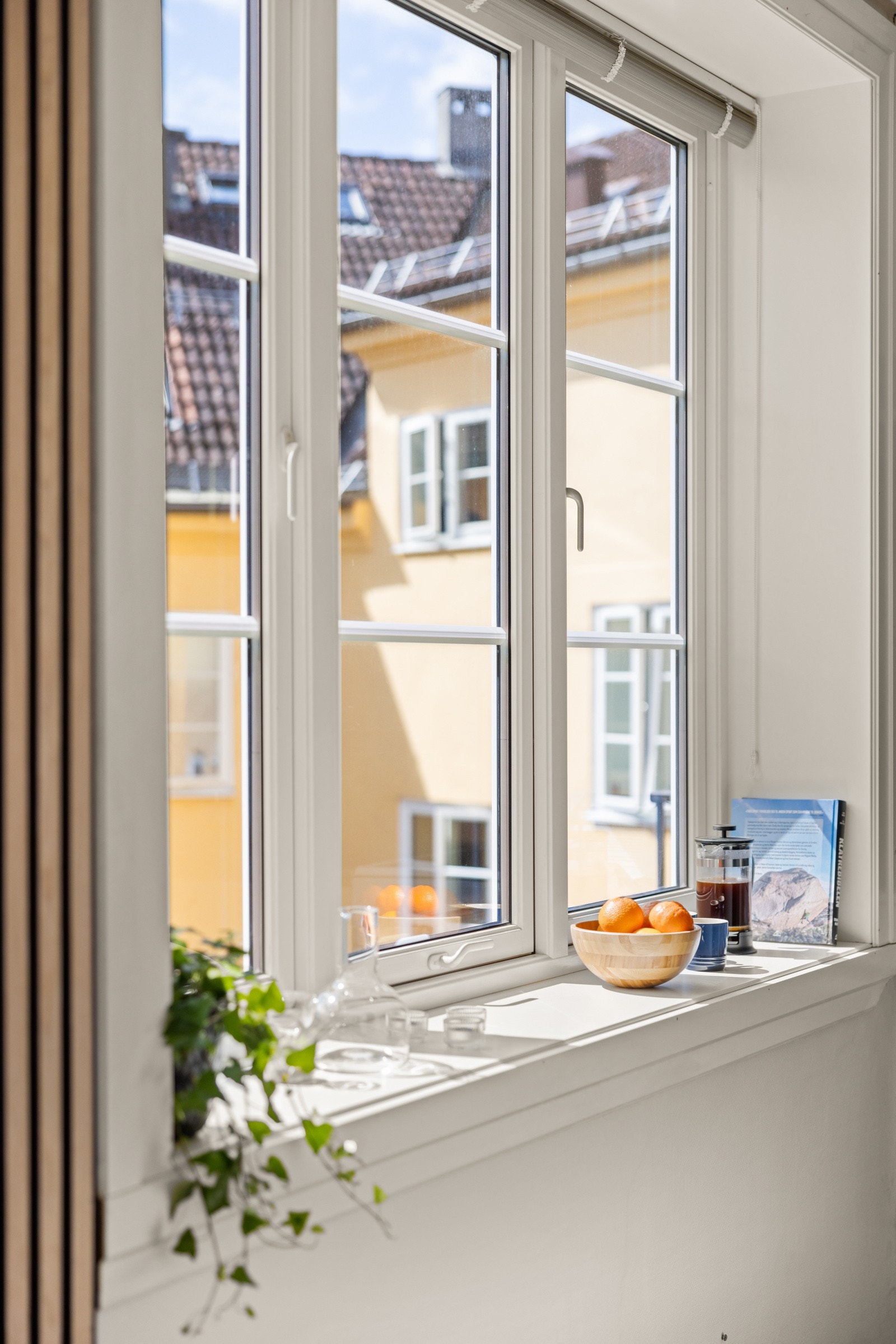 Fin plass i vinduskarmen for ekstre oppbevaringsplass. Galleribilde