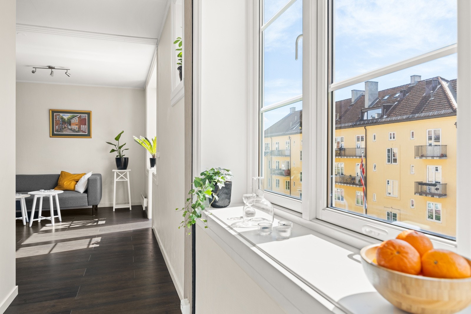Det er også mulig å montere ekstra hylle/benk for mer oppbevaringsplass på veggen mellom stue og kjøkken. Galleribilde