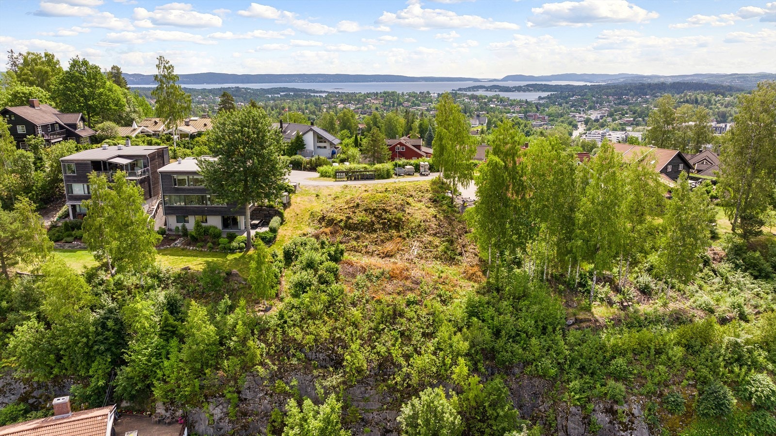Tomten er på 1179 kvm og ligger meget flott til på Nordengkollen. Galleribilde