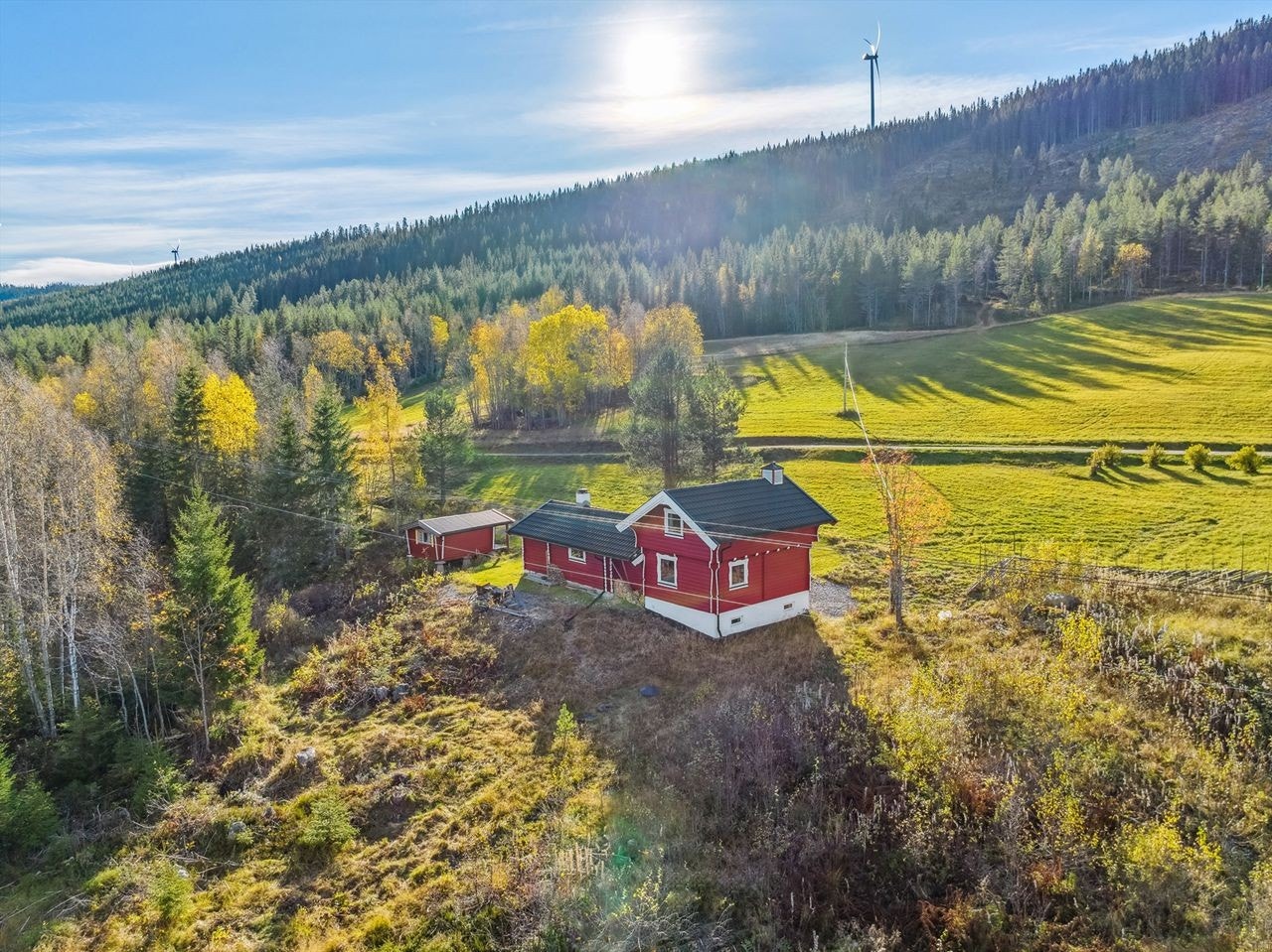 Eiendommen ligger i et skrånende terreng tilknyttet privat vei - Innlagt vann og avløp Galleribilde