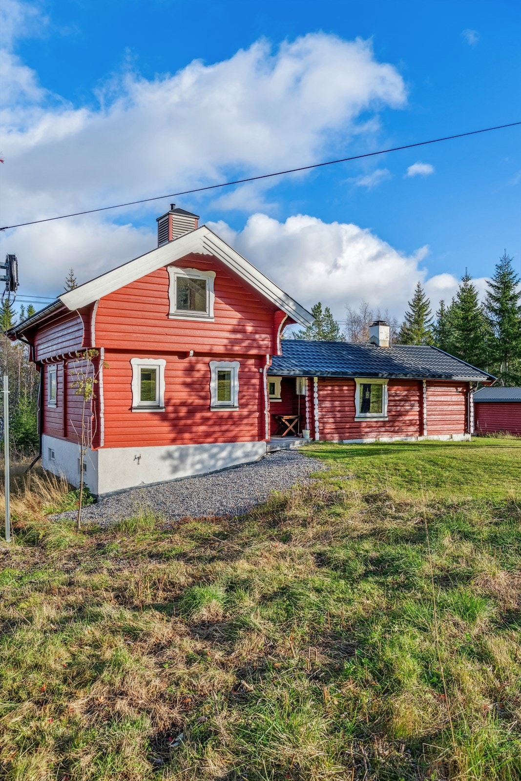 Opprinnelig eldre tømmerhytte påbygd i 1987 med stabbur i maskinlaftet tømmer Galleribilde