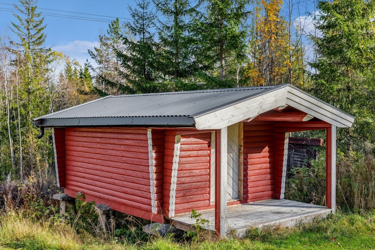 Uthus med bod og utedo er flyttet hit i 2019 - ikke i kommunens bygningsregister Galleribilde