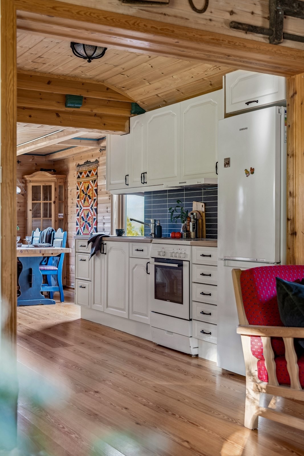 Kjøkkeninnredning med profilerte fronter og åpen løsning for hvitevarer Galleribilde