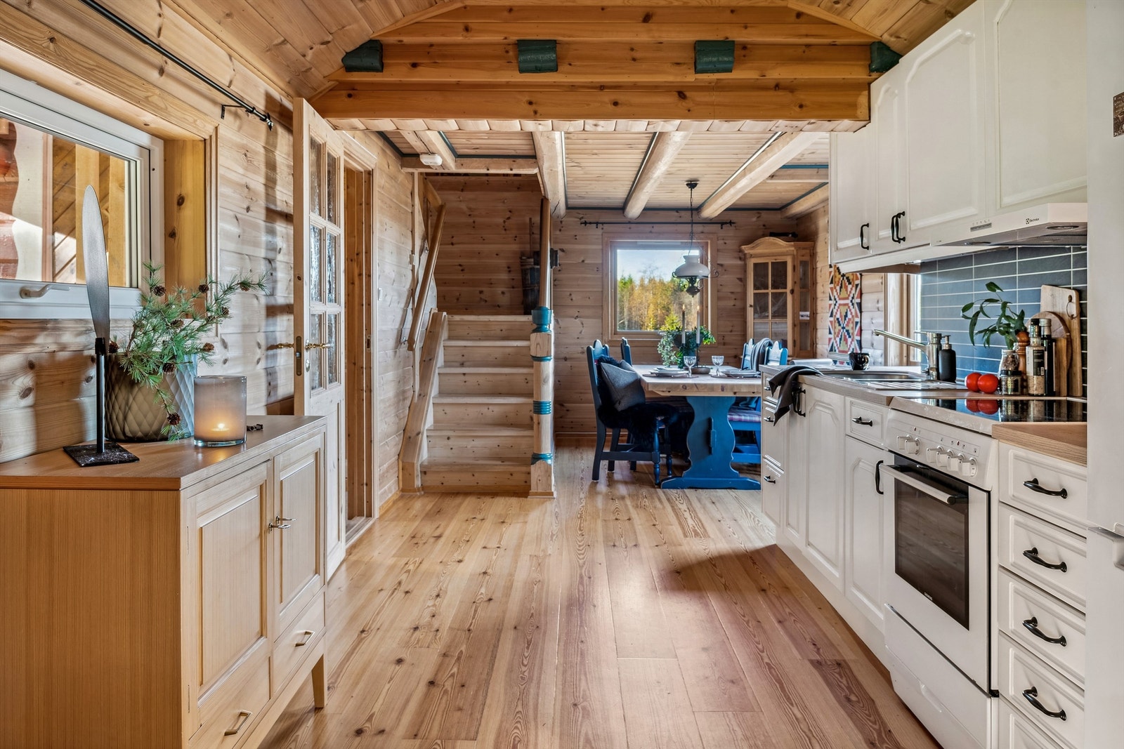 Kjøkken og spisestue med koselig atmosfære Galleribilde