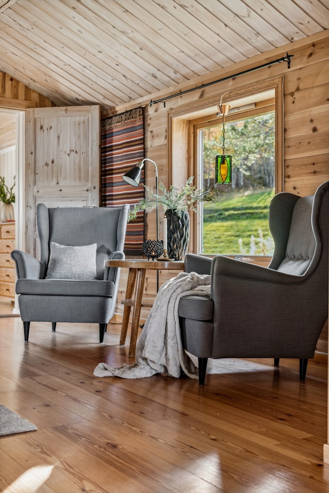 Fra stua er det dør inn til soverommet i denne etasjen Galleribilde