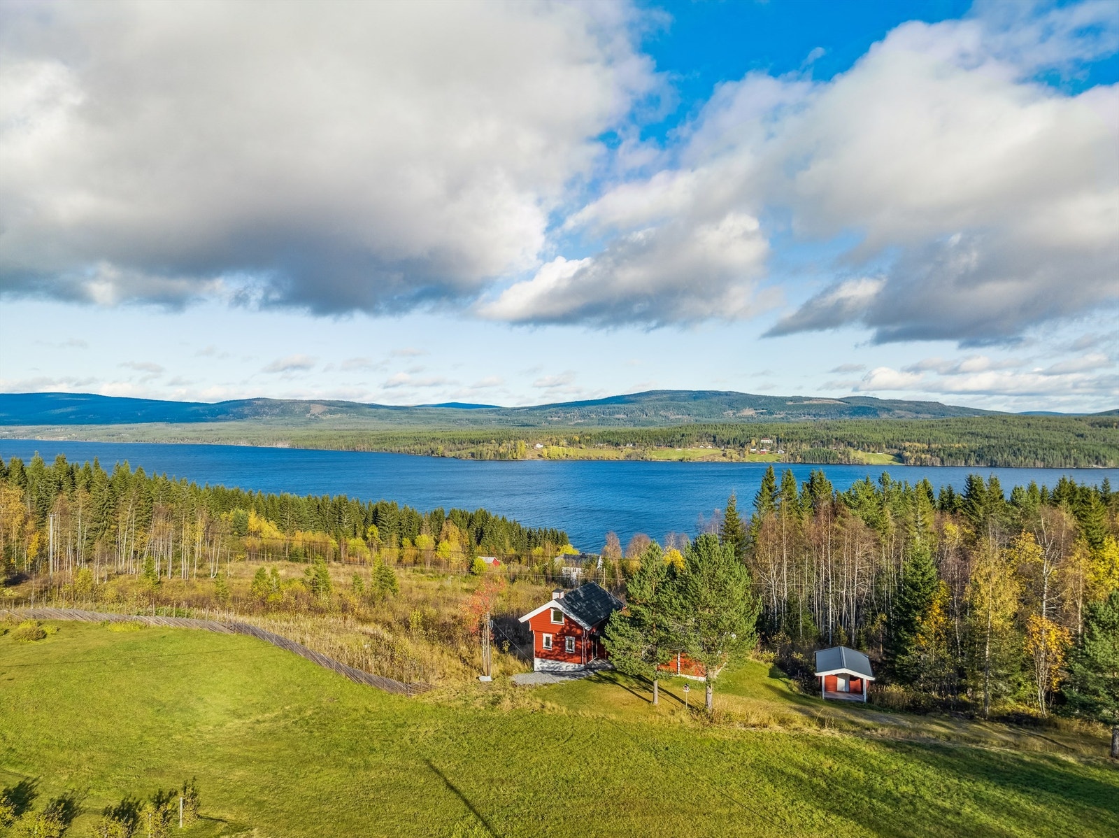 Naturskjønne omgivelser og utsikt til sjøen Galleribilde