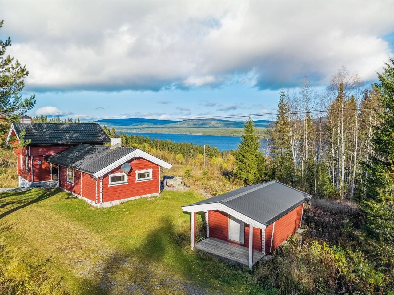 Idyllisk fritidseiendom på vestsiden av Osensjøen Galleribilde