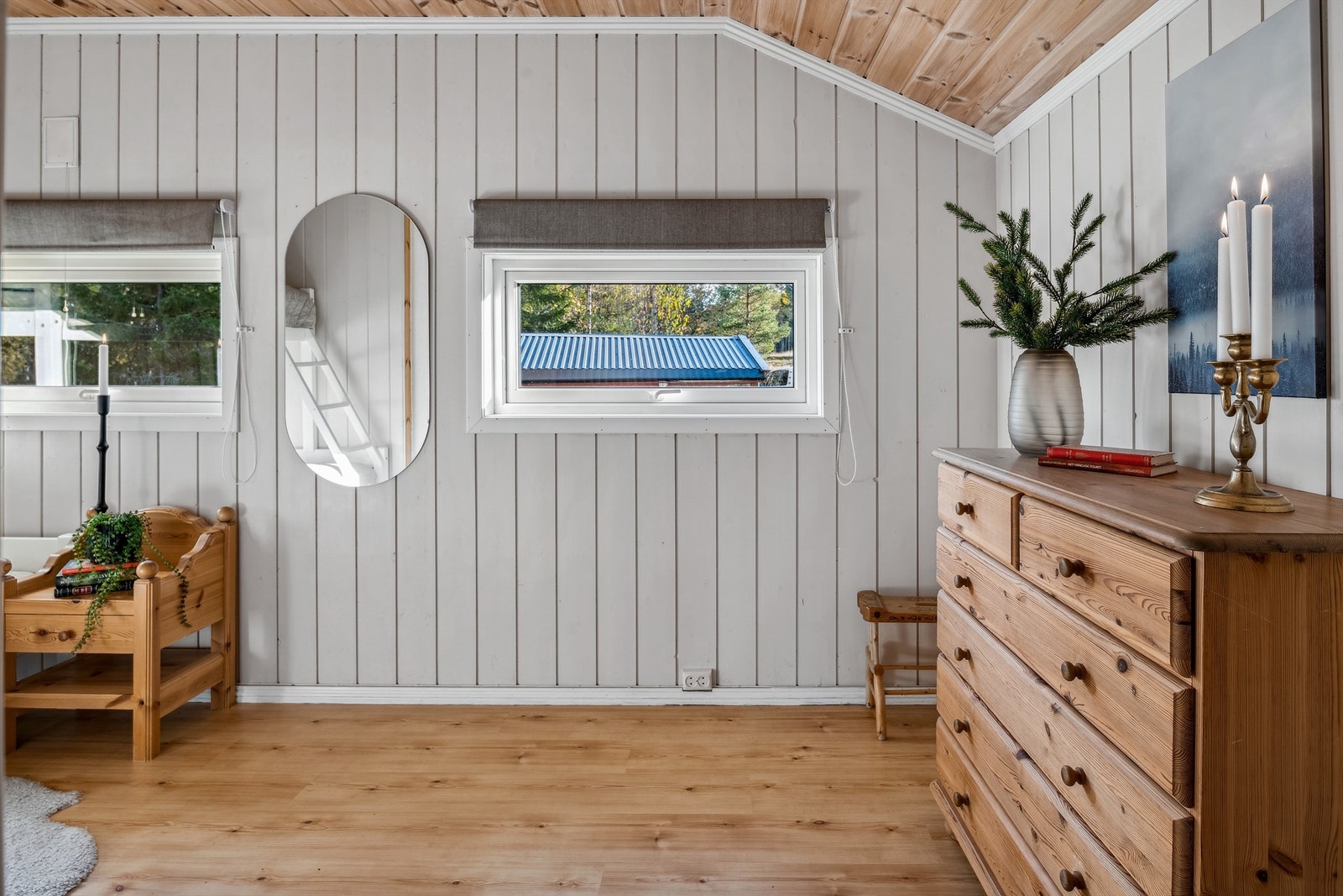 Et romslig og pent soverom Galleribilde