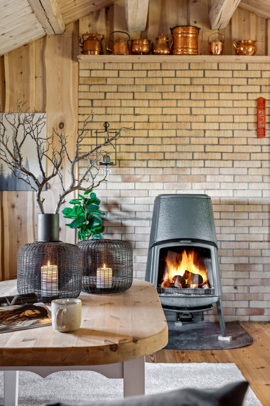 Peisovn i stua - varmen skaper ekstra stemning i hytta Galleribilde