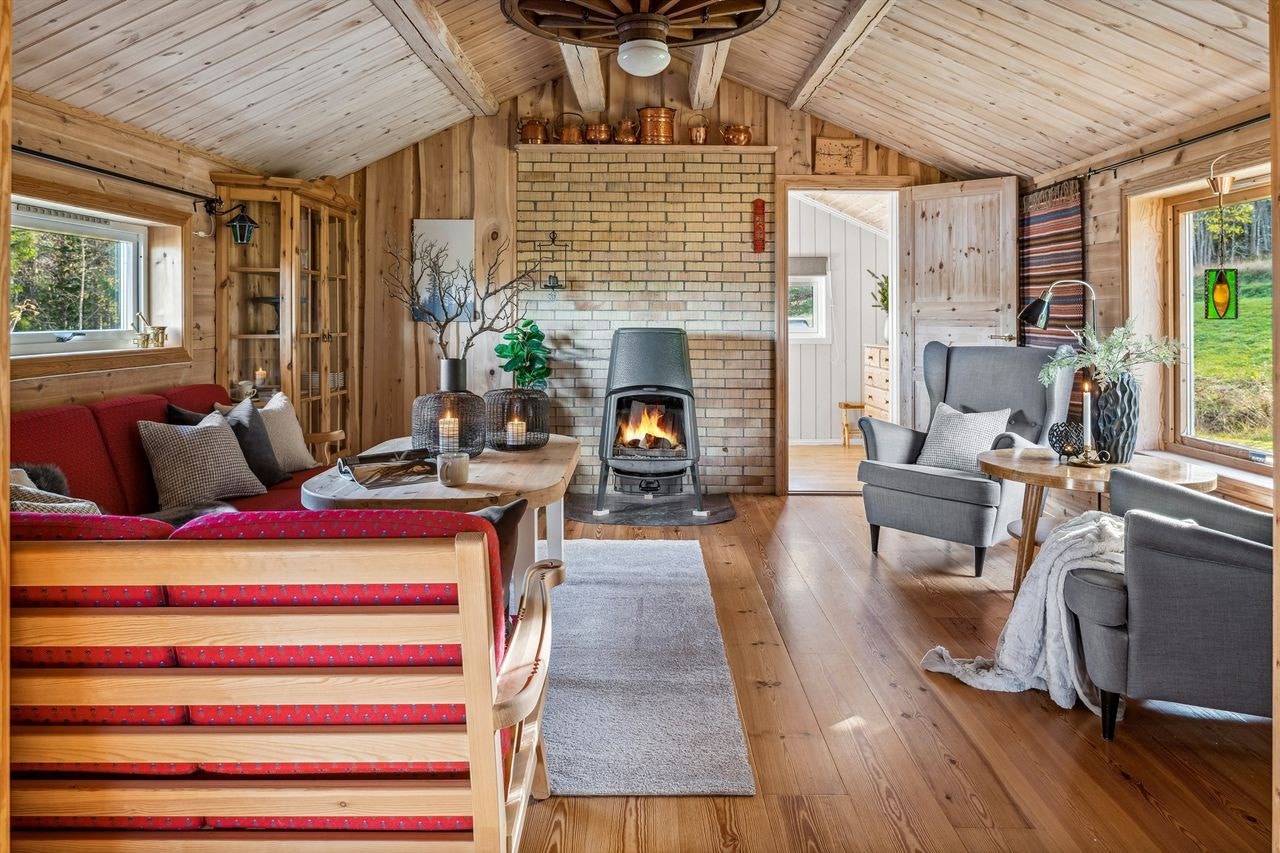 Stua har fin skråhimling og pene tregulv Galleribilde