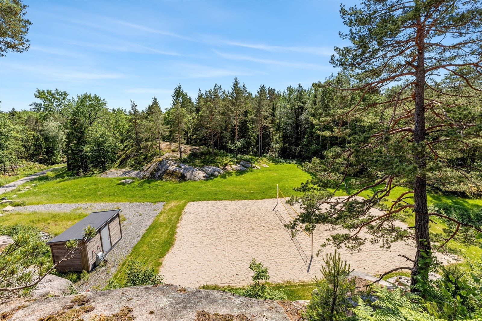 Sandvolleyballbane er bare en steinkast unna Galleribilde