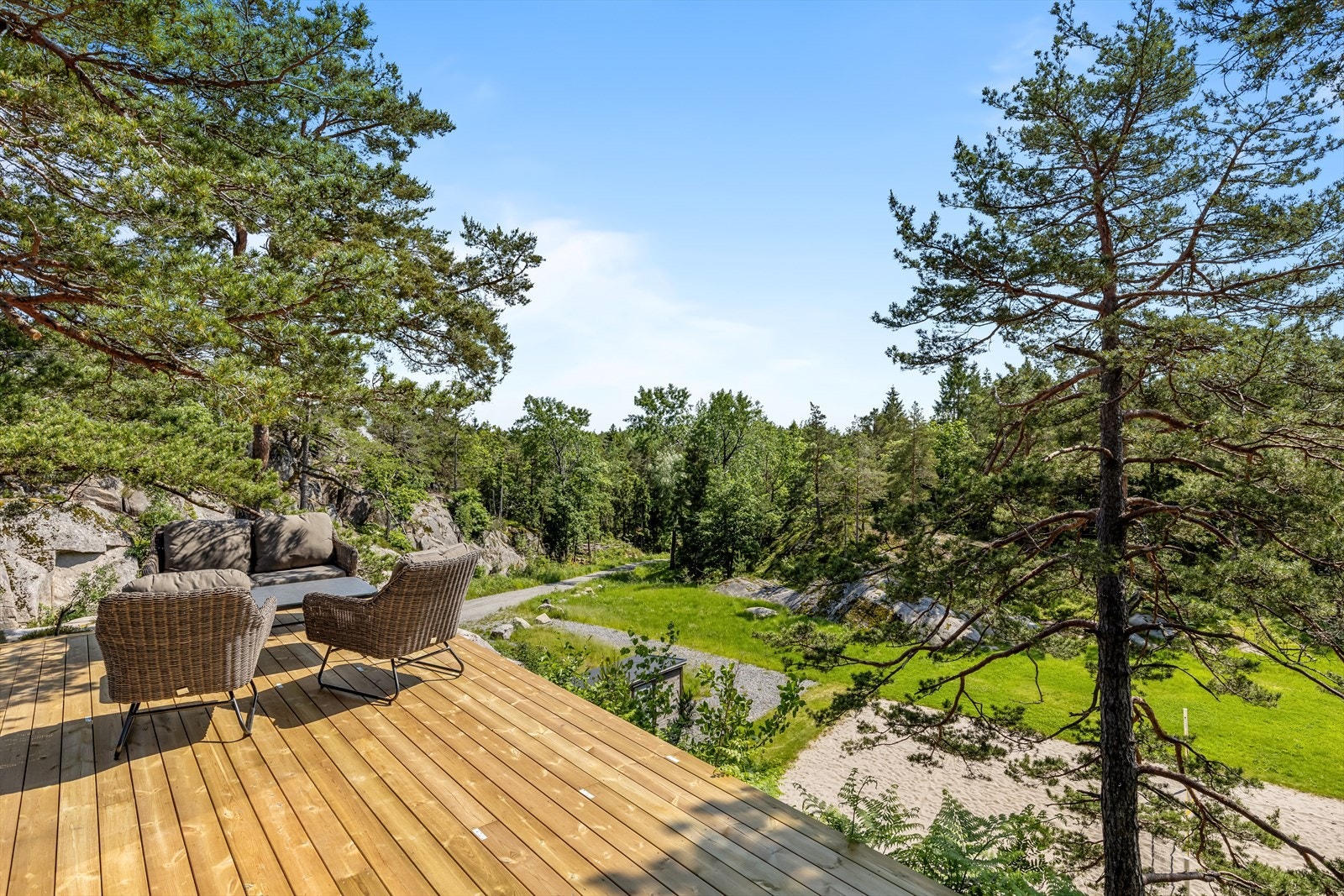 Flott markterrasse rundt alle hytter Galleribilde