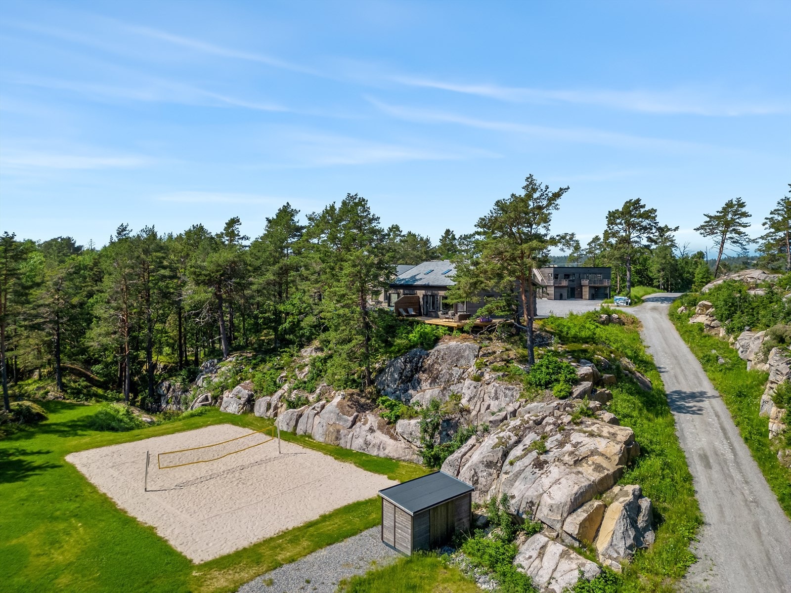 Vi starter bilderekkefølgen av litt bilder utenfra, så noen kart og tegninger, deretter innvendig av flere hytter Galleribilde