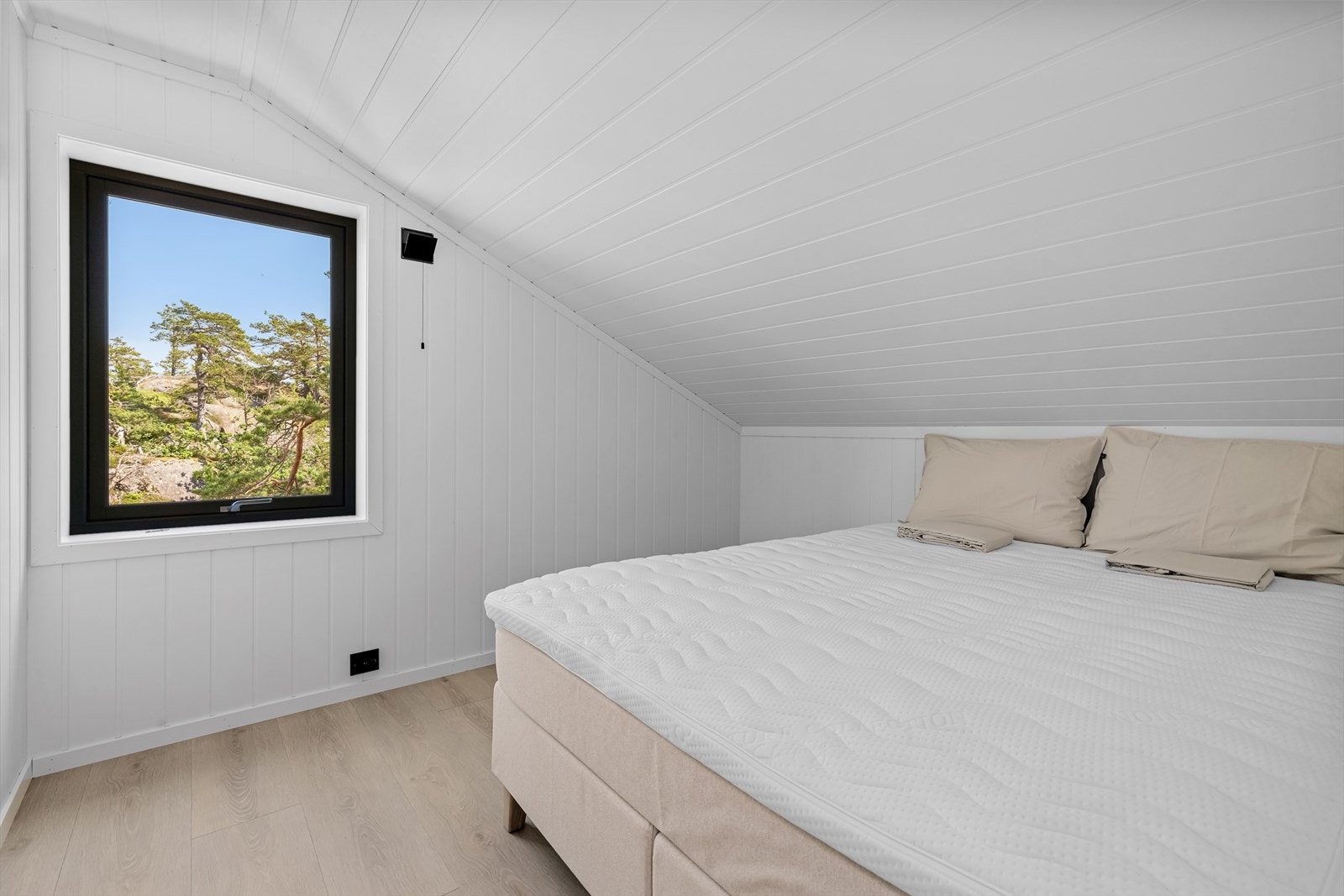 Hyttene har 4 soverom totalt, to nede og to oppe Galleribilde