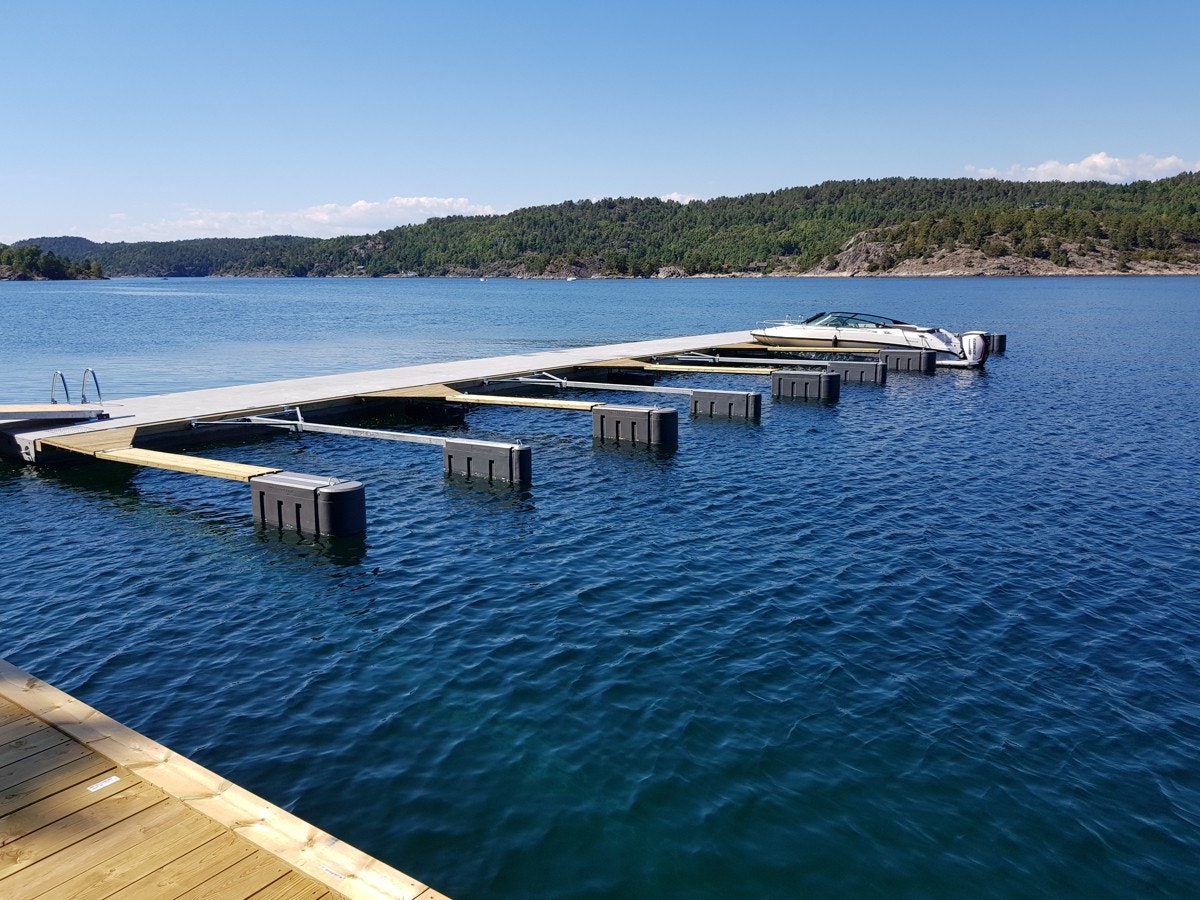 Bryggeanlegg rett nedenfor hyttene, hvor man har rett til å kjøpe båtplass Galleribilde