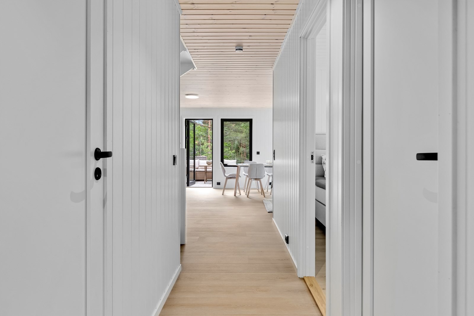 Bad til høyre, to sov til venstre, og stue og kjøkken rett frem med utgang til markterrasse Galleribilde