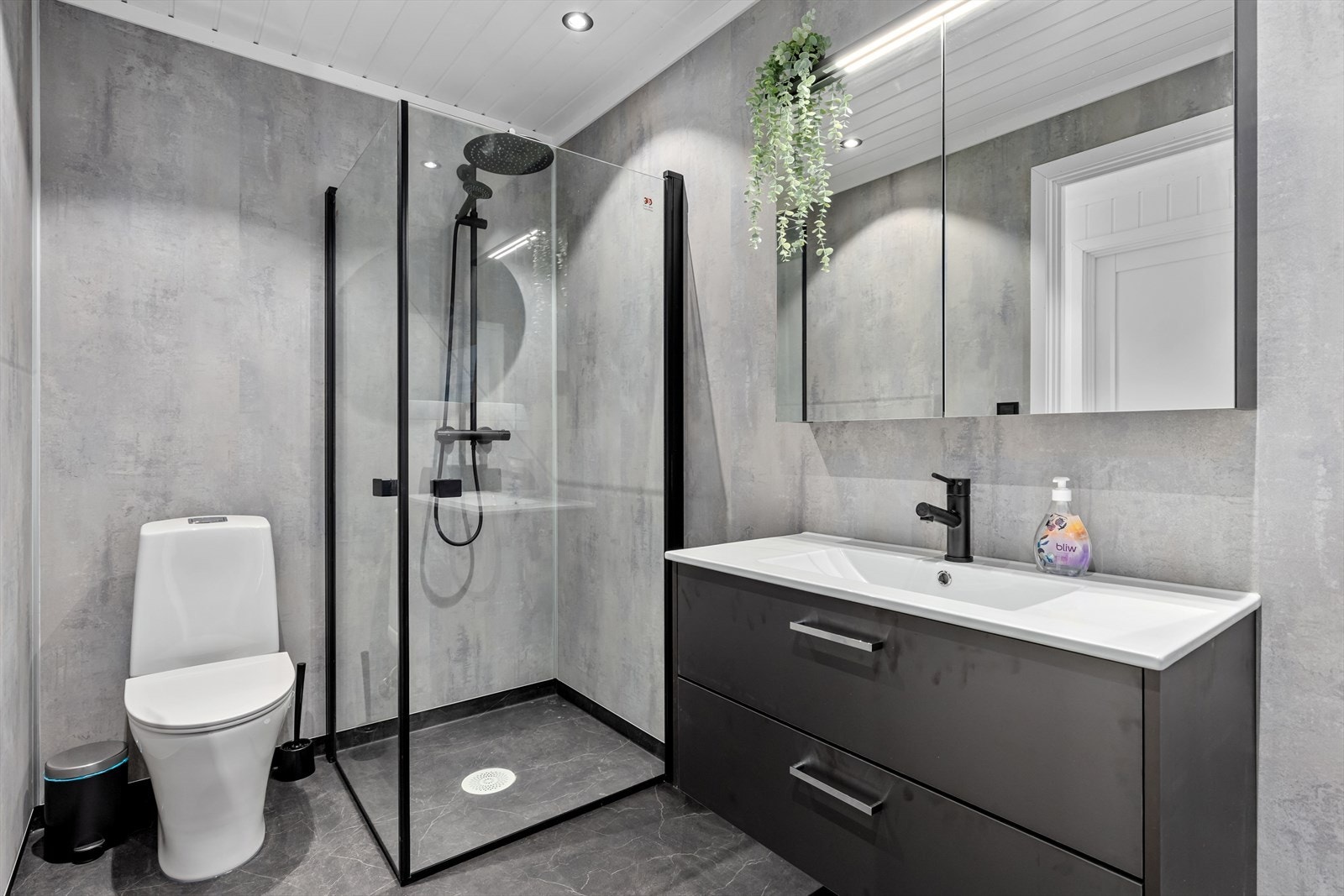 Vakre bad med moderne og tidløse innredninger og farger Galleribilde