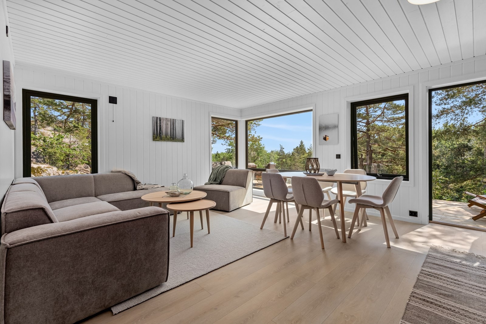 Stor og romslig stue som har rikelig med lysinnslipp Galleribilde