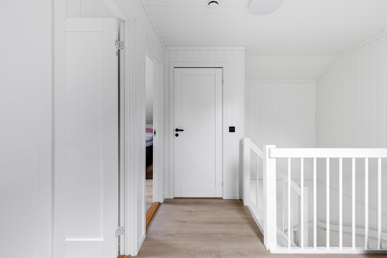 Trapp opp fører til to soverom, wc, og loftstue Galleribilde