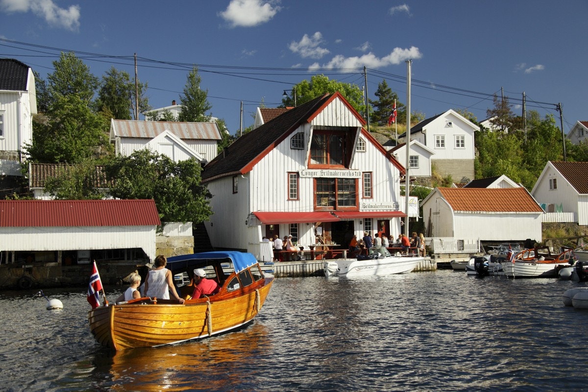 Lyngår ligger en kort båttur unna, med spiseplass på Seilmakerfruens Kro Galleribilde