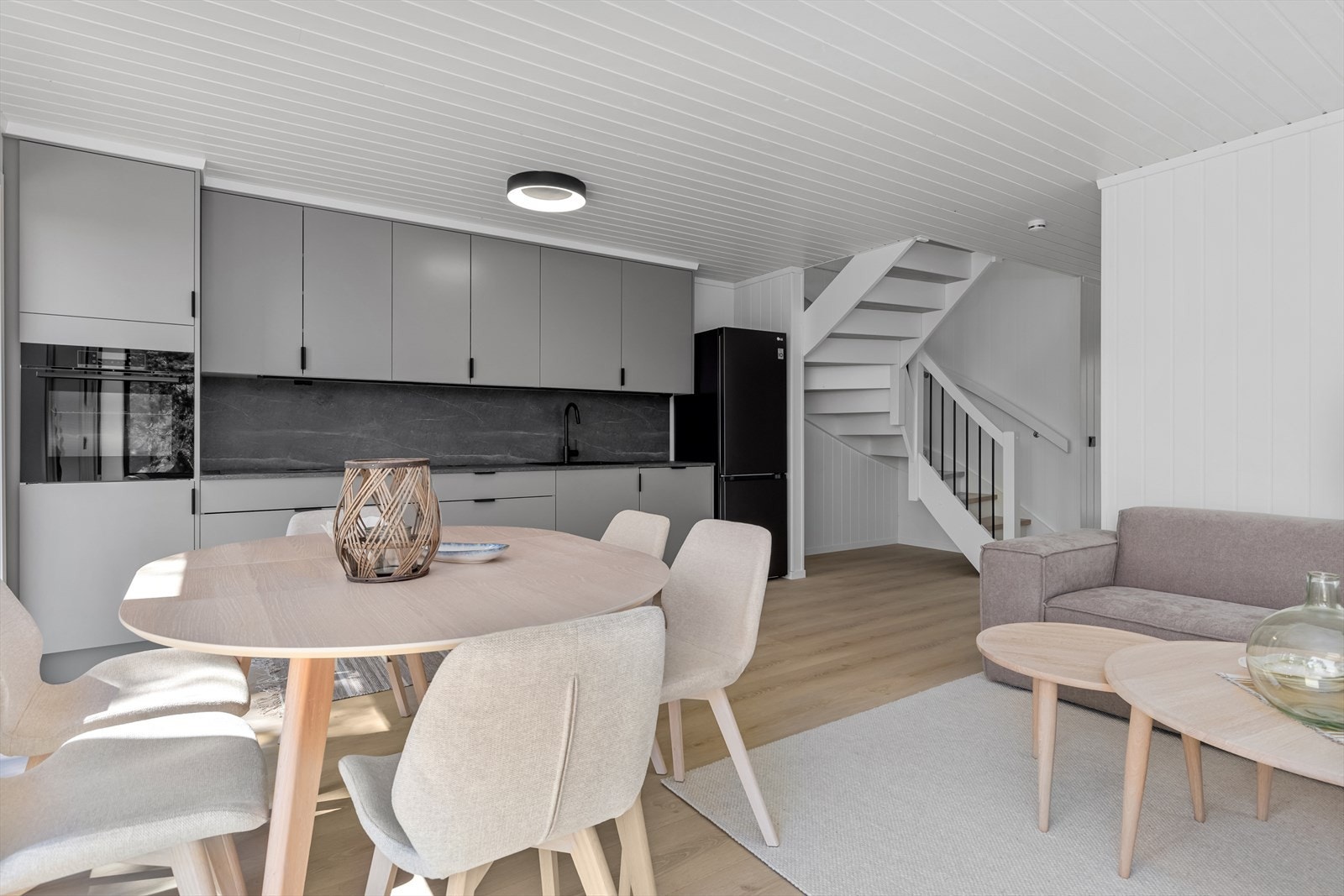 Kjøkkenet har integrerte hvitevarer bortsett fra kombiskap, samt moderne innredning i tidløse farger Galleribilde