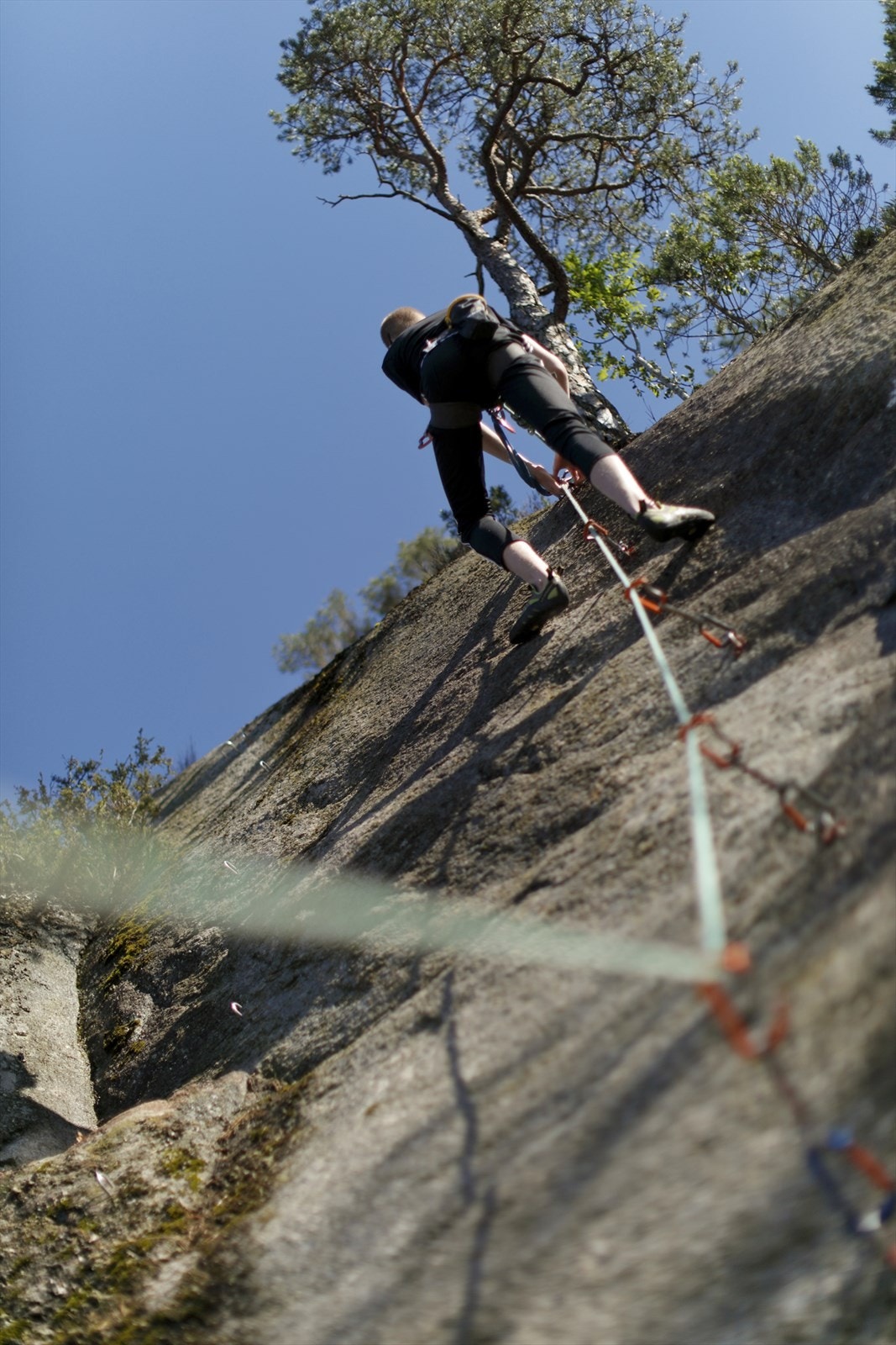 Ved bryggeanlegget er det etablert en klatrevegg for hytteeierne. Galleribilde