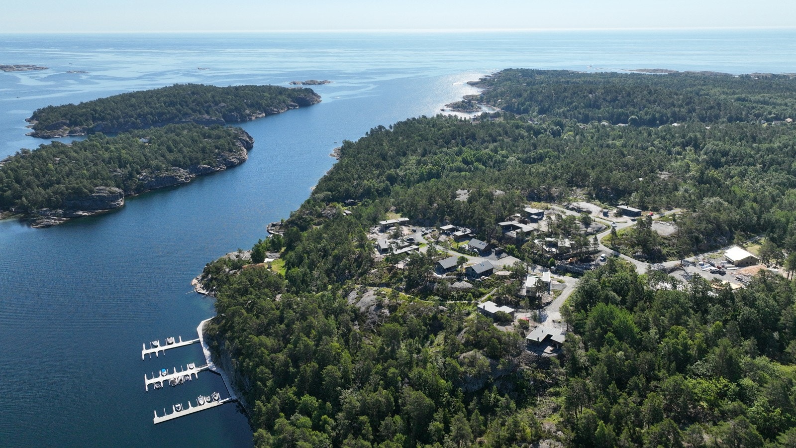 Oversikt over hyttene samt bryggeanlegg Galleribilde