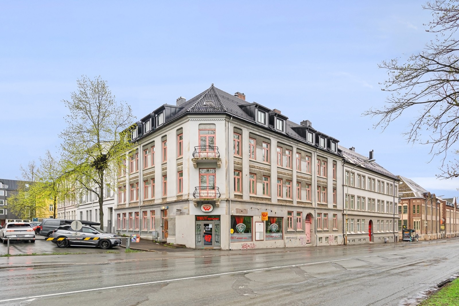 Bussholdeplass og butikk rett utenfor leiligheten Galleribilde